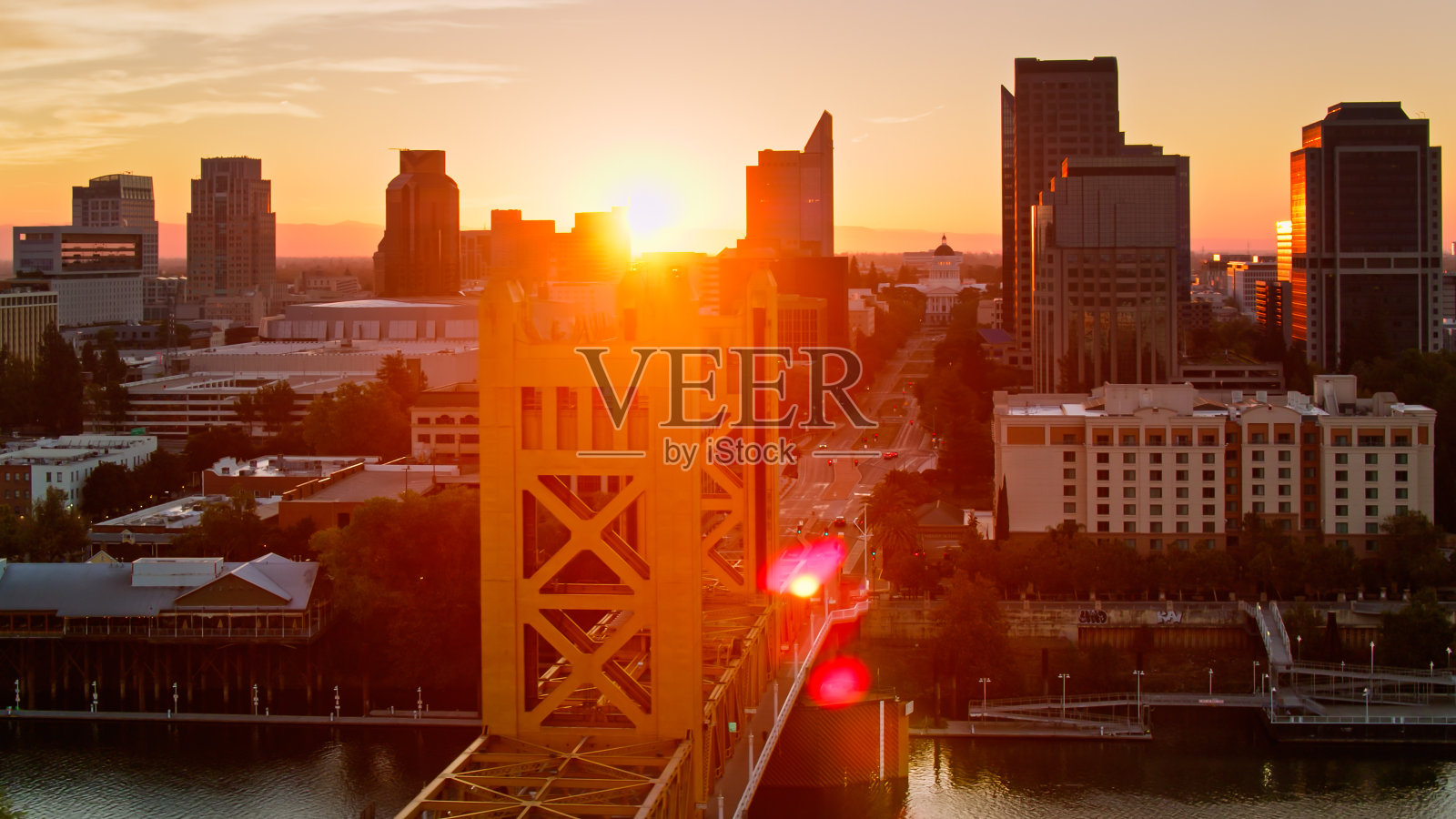 萨克拉门托市中心日出时分的政府和办公大楼航拍照片摄影图片