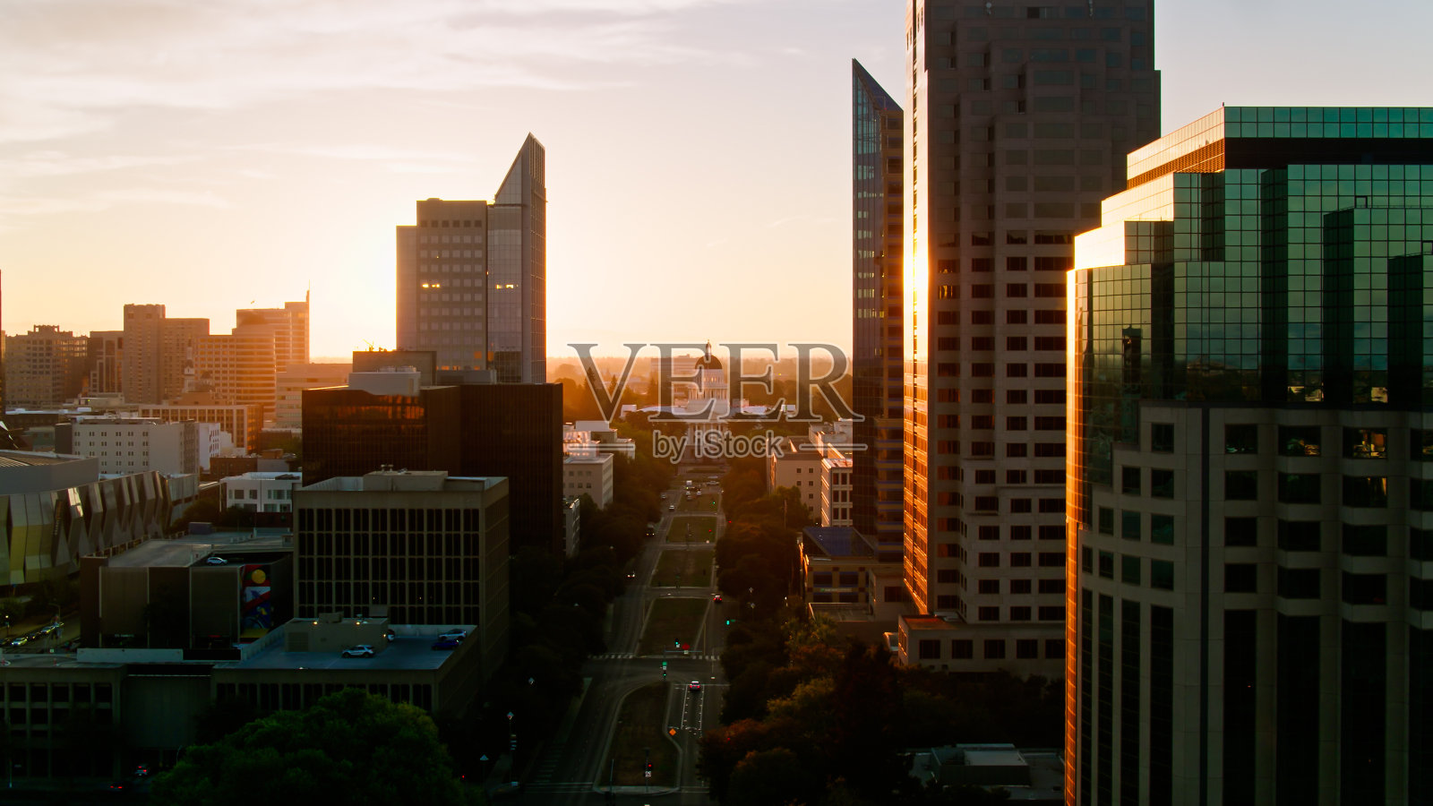 萨克拉门托市中心的建筑物和加州国会大厦鸟瞰图照片摄影图片