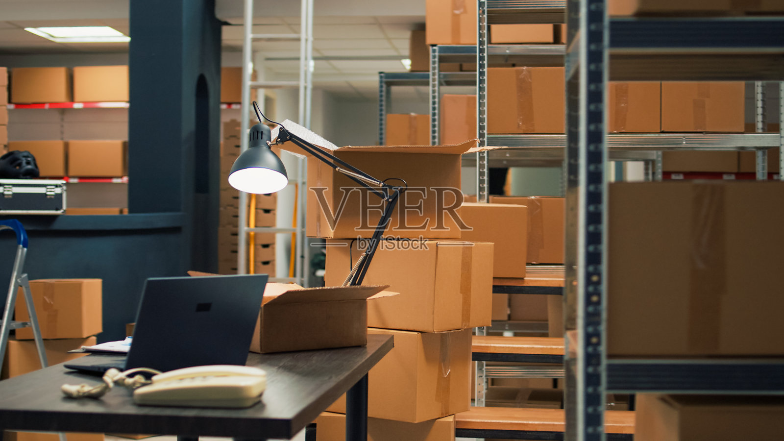 清空仓库和办公桌，以完成库存和物流工作照片摄影图片