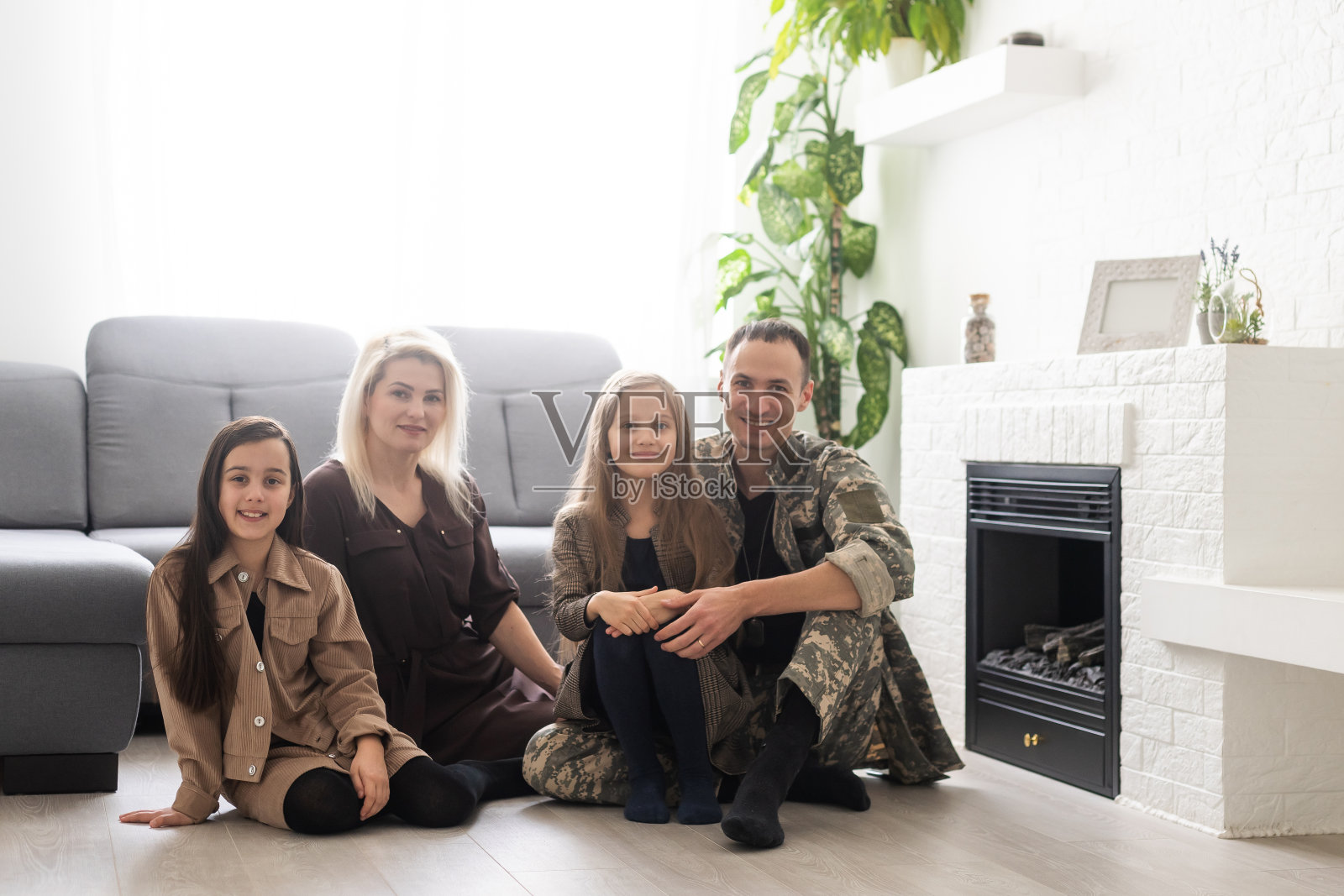 军人父亲和家人都在家照片摄影图片