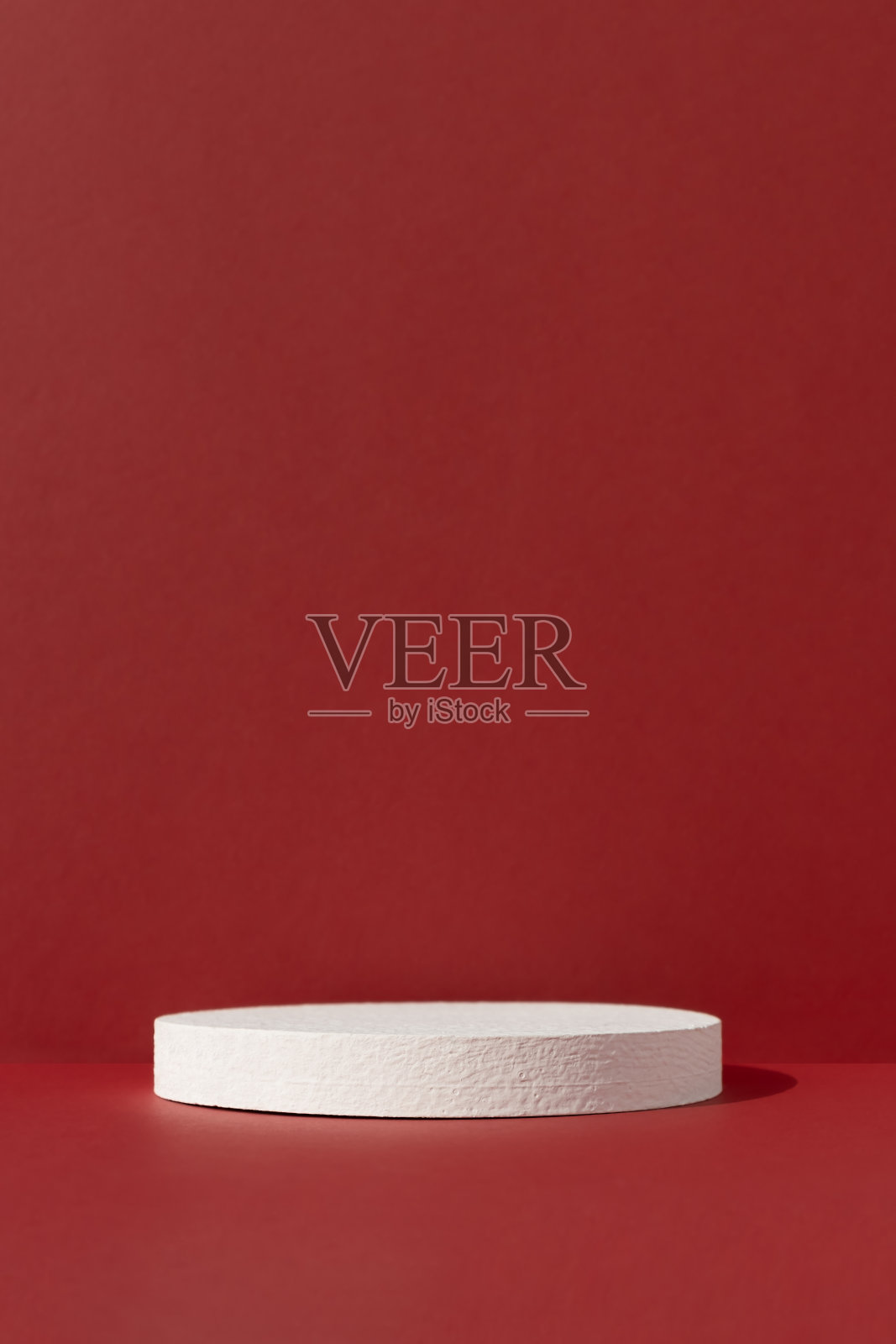 几何白色讲台上抽象的红色背景。产品演示的空场景。陈列柜，展示柜。照片摄影图片