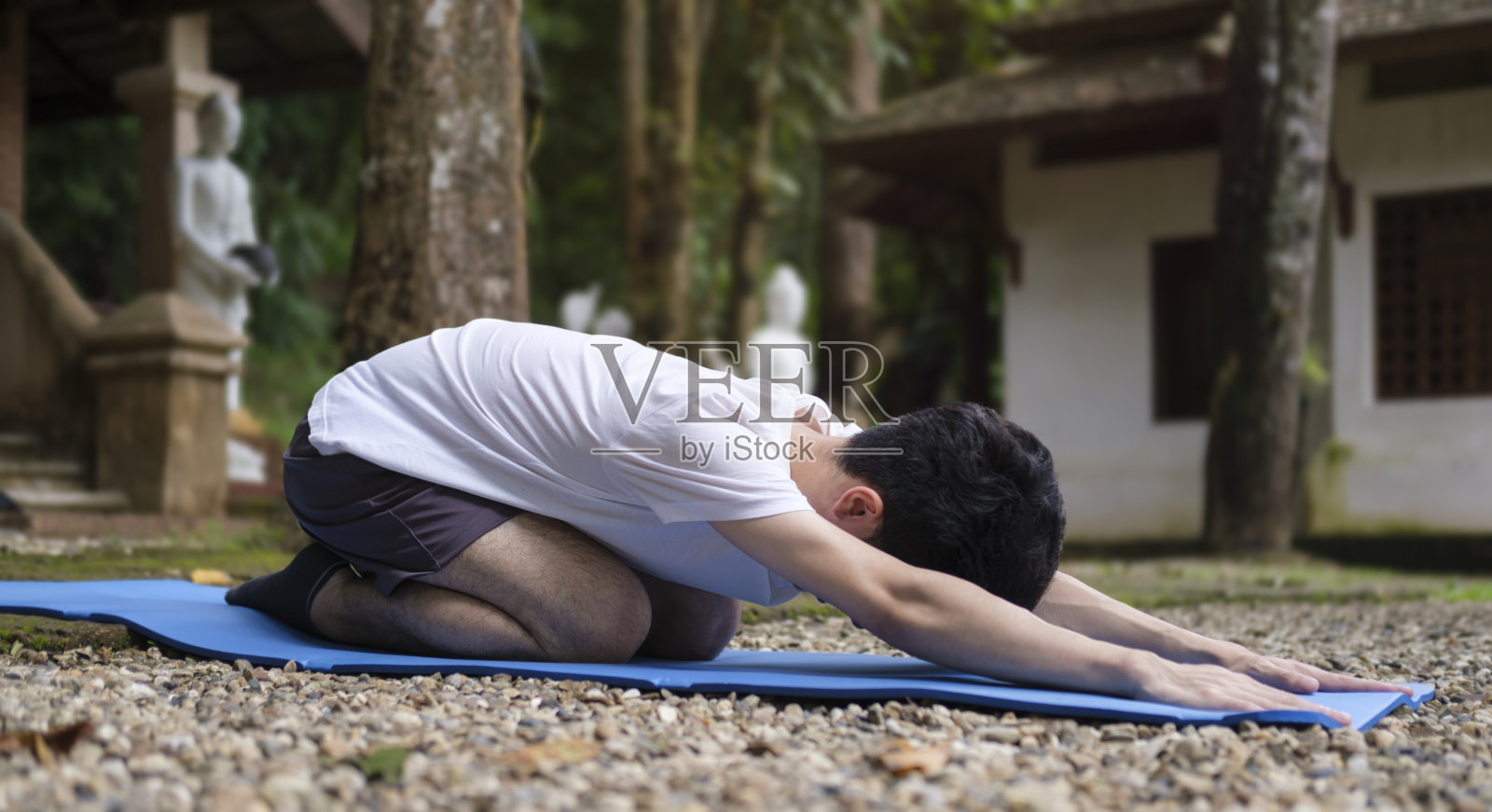 年轻男子在户外垫子上练习瑜伽。瑜伽，普拉提，健身，健康生活理念。照片摄影图片