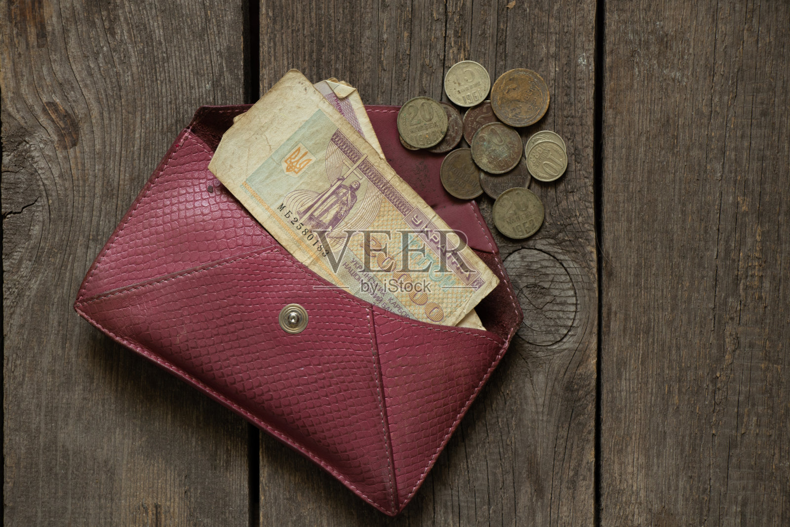 乌克兰国家券和苏联硬币的货币单位躺在桌子上，旧苏联的钱，硬币和券照片摄影图片