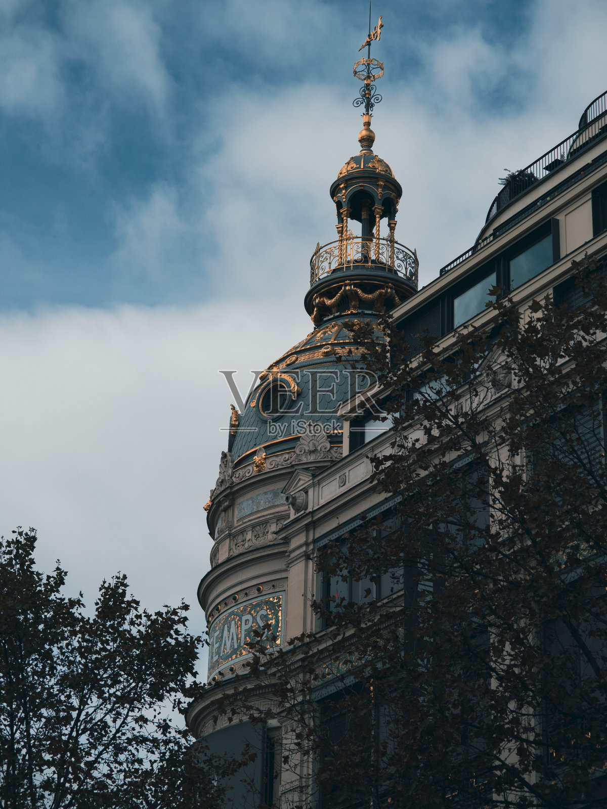 蔚蓝多云的天空下教堂的美丽景色照片摄影图片