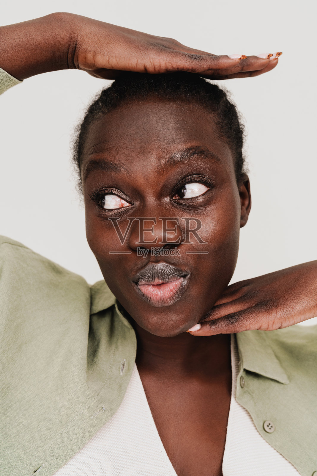 年轻美丽的微笑快乐的非洲女人与辫子的头发照片摄影图片