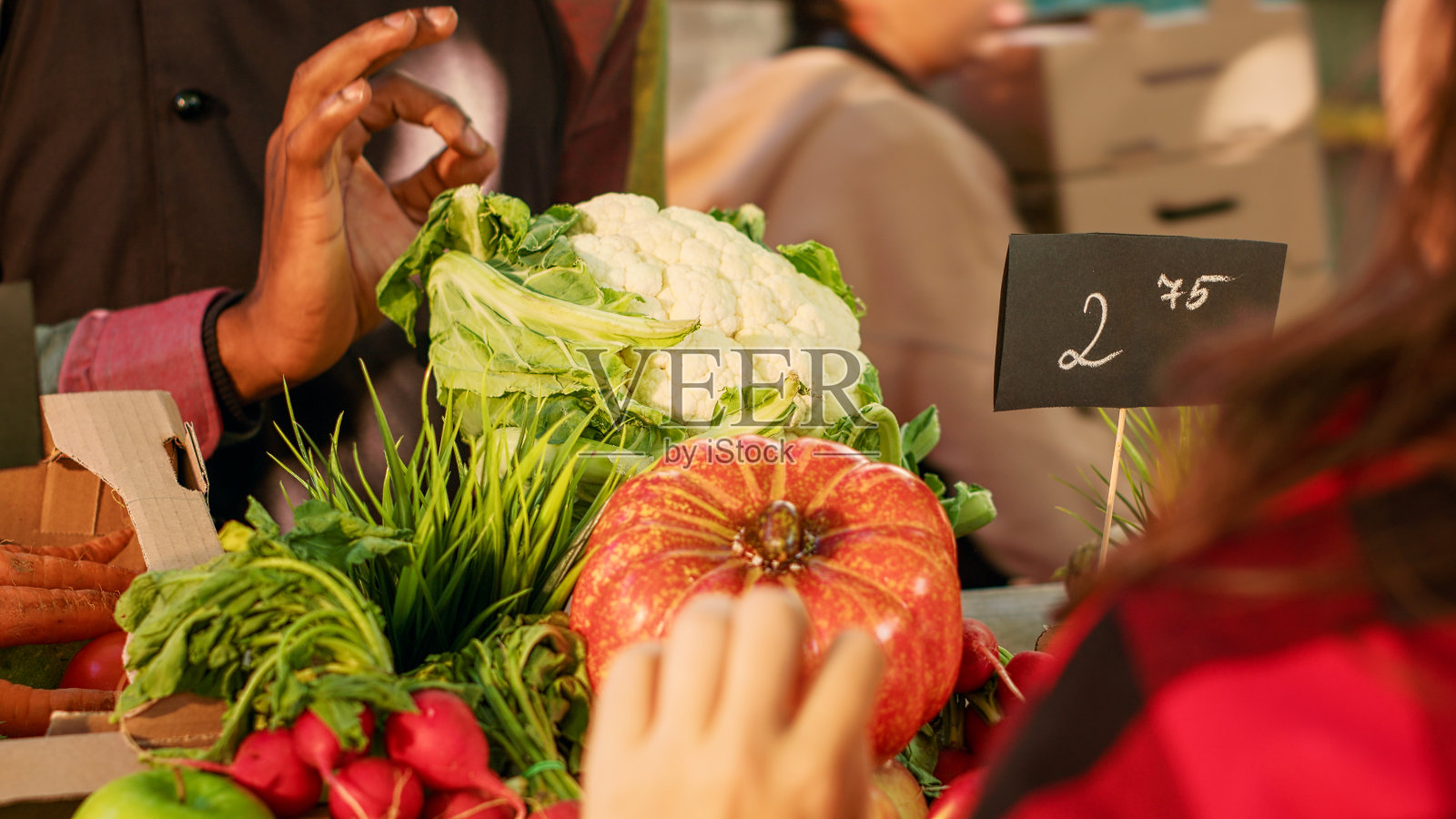 女顾客在菜市场选购天然蔬菜照片摄影图片