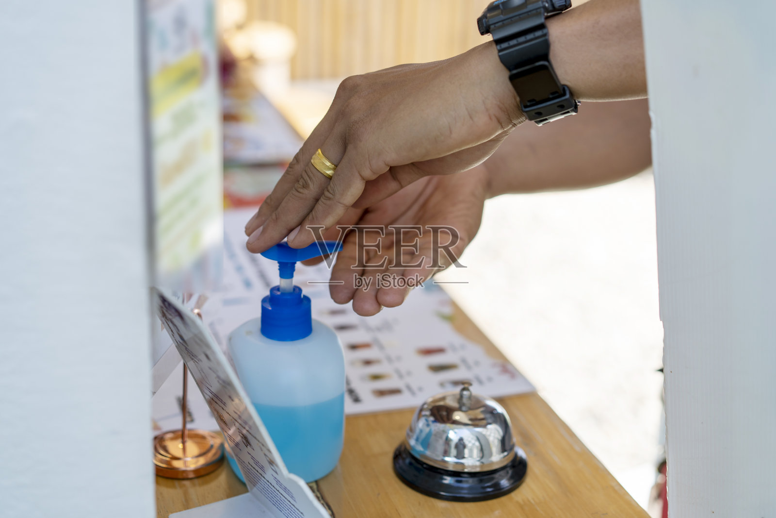 男子用酒精凝胶洗手。凝胶、酒精、covid19concept。照片摄影图片