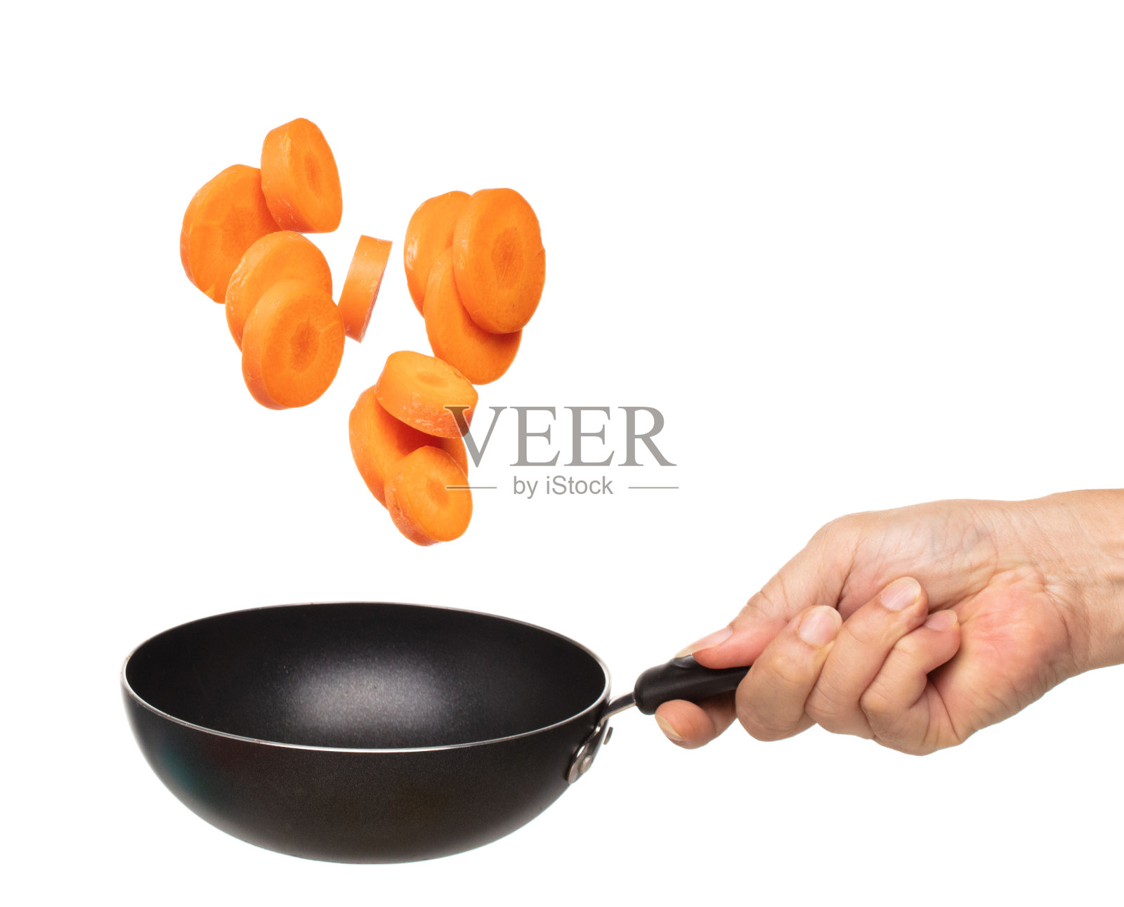 胡萝卜新鲜的苍蝇漂浮在空气中变成薄片形状。胡萝卜中的β -胡萝卜素呈橙色对健康有益。用平底锅把胡萝卜块扔到空中。白色背景隔离照片摄影图片