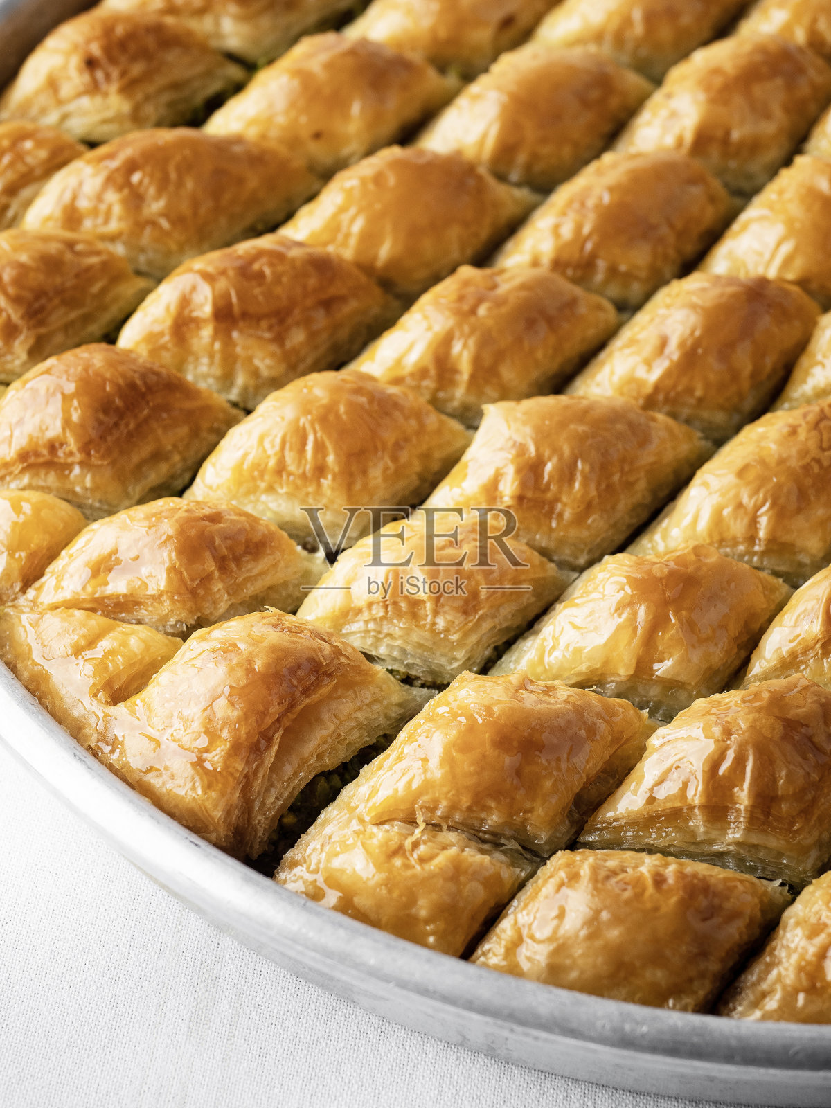 开心果果仁蜜饼，白底托盘果仁蜜饼，土耳其传统美食，果仁蜜饼照片摄影图片