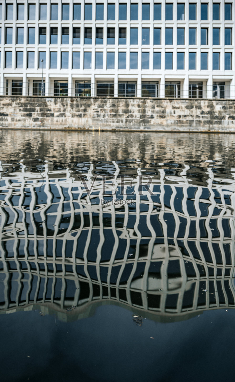 新未来主义建筑在柏林市中心的河流中倒影照片摄影图片