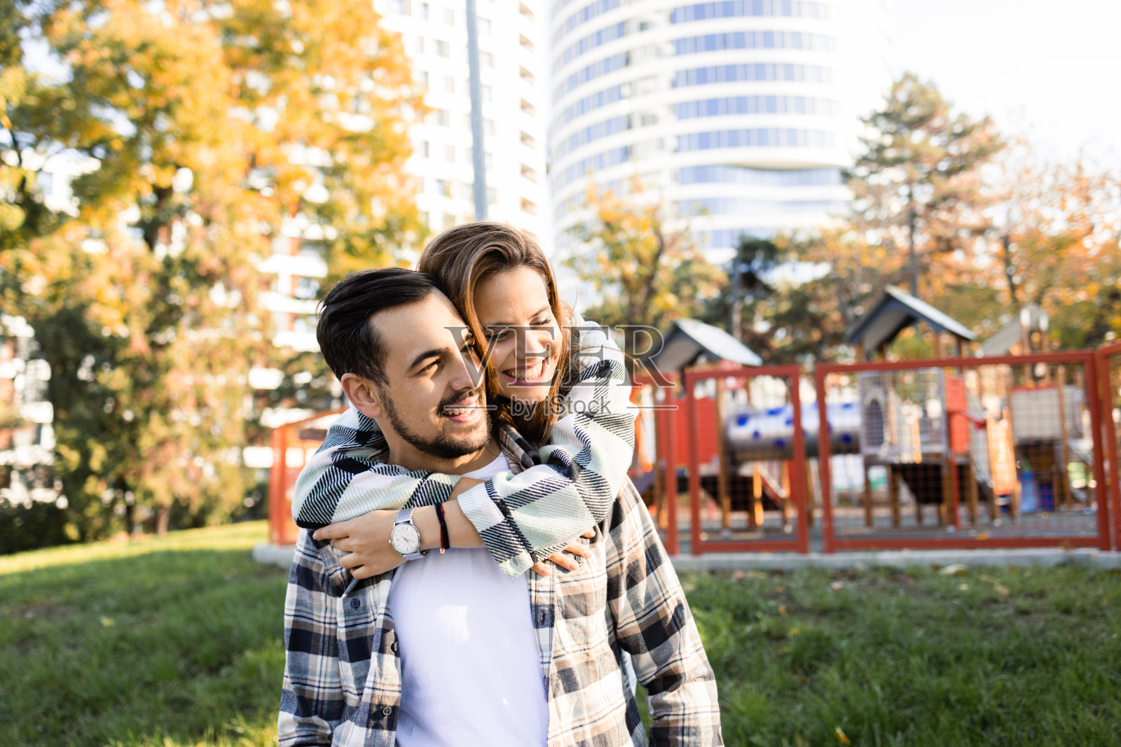 一对幸福的夫妇拥抱和享受在一起的肖像照片摄影图片
