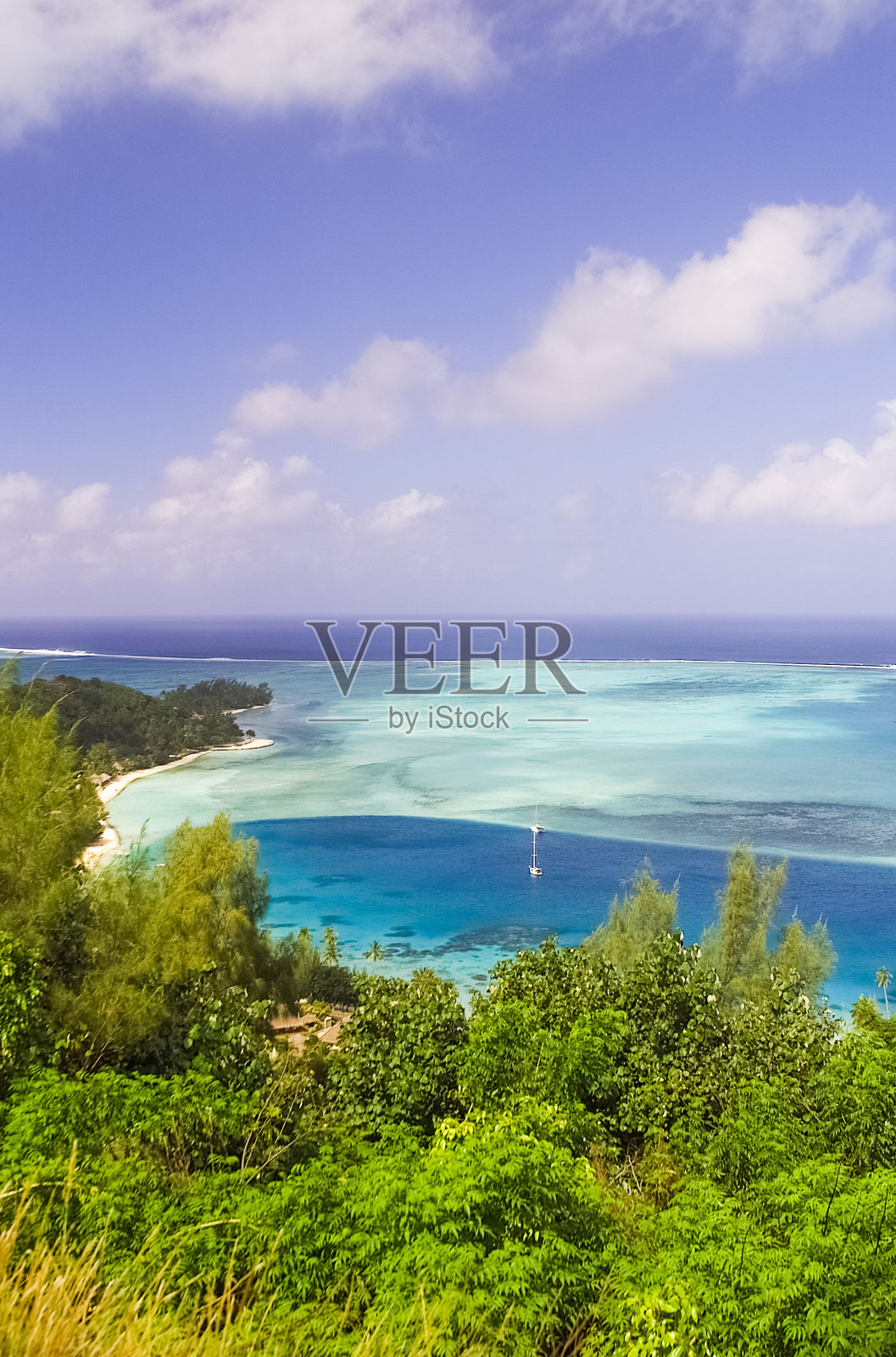 清澈湛蓝的海水照片摄影图片