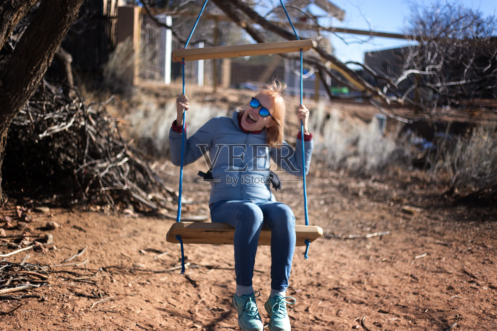 在秋千上快乐的老年女性照片摄影图片