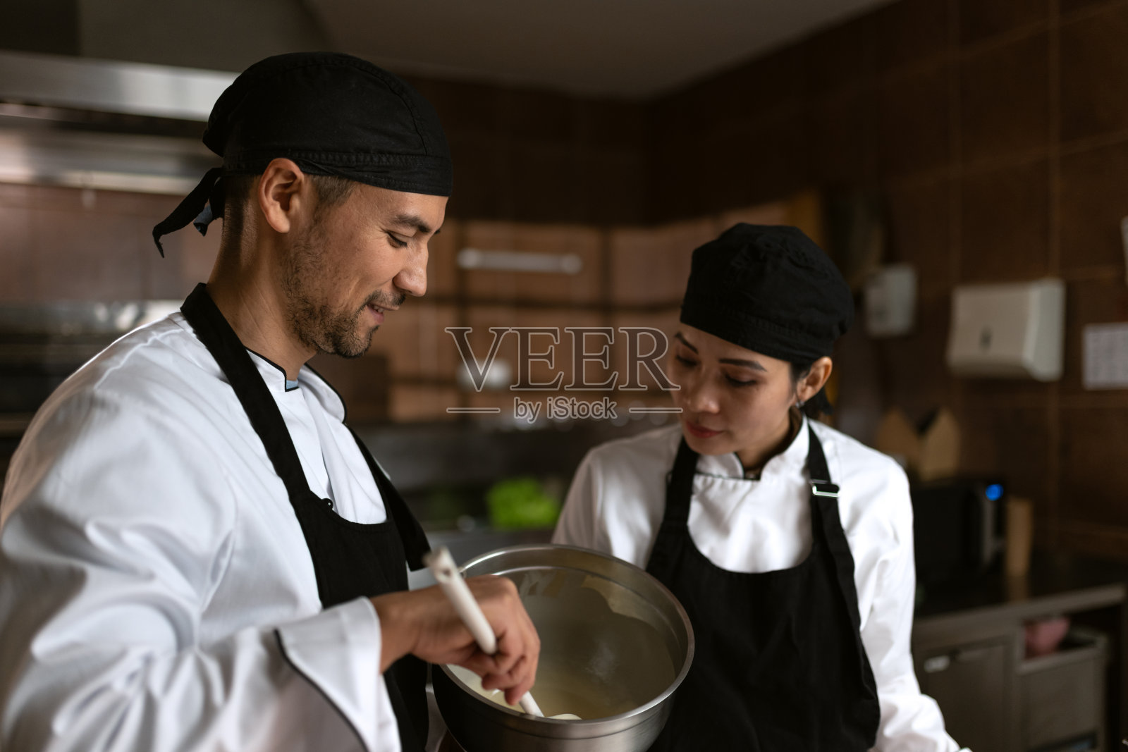 一个国际厨师在厨房的肖像。照片摄影图片