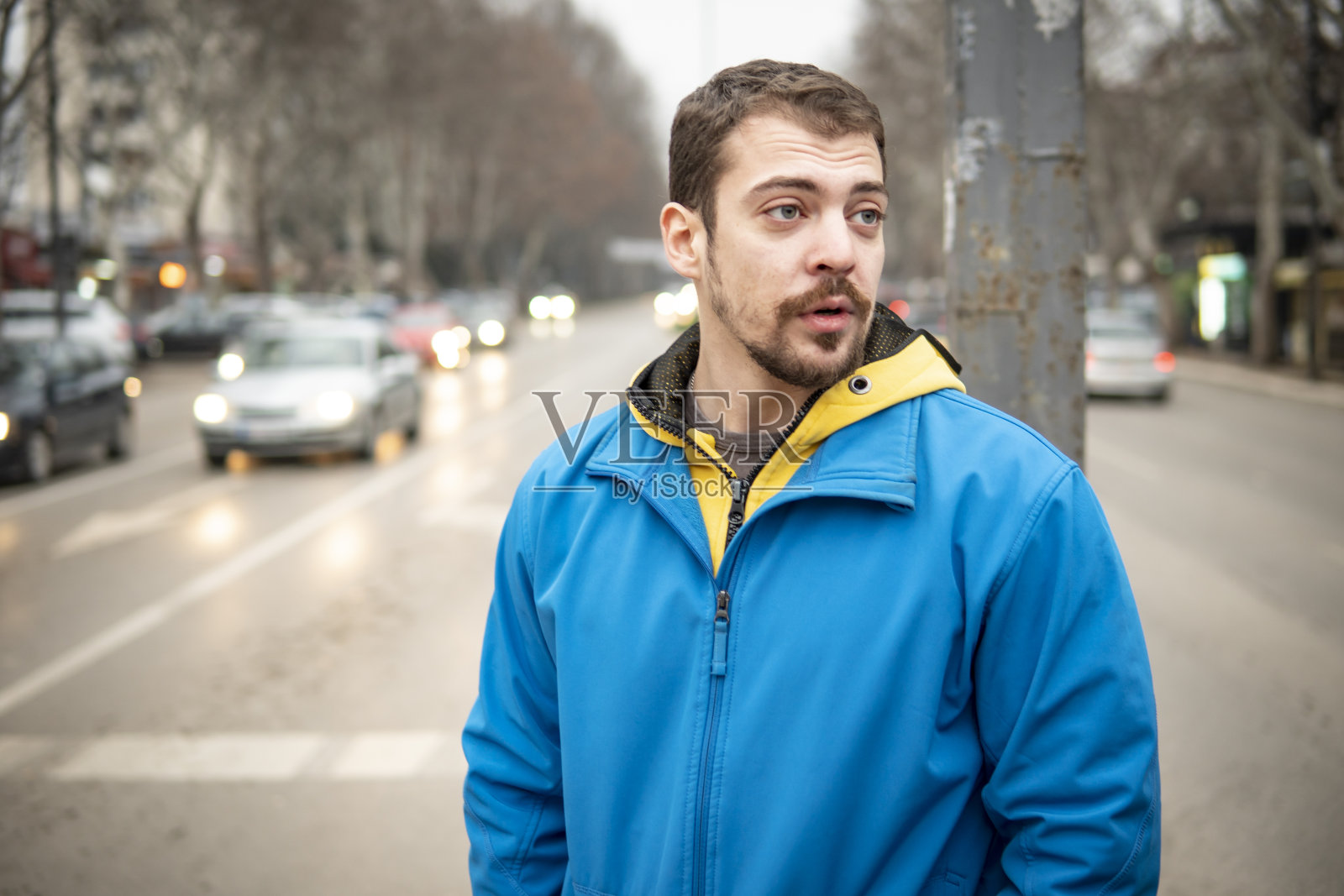 一个白人走在街上照片摄影图片