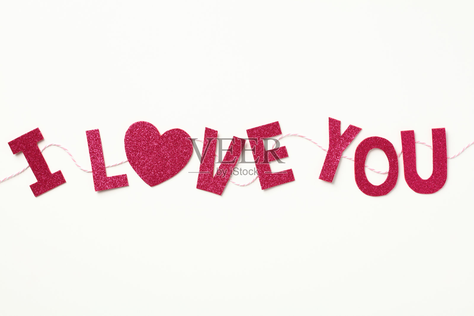 “我爱你”用玫瑰色的字母和白色背景上的心形符号拼出来照片摄影图片