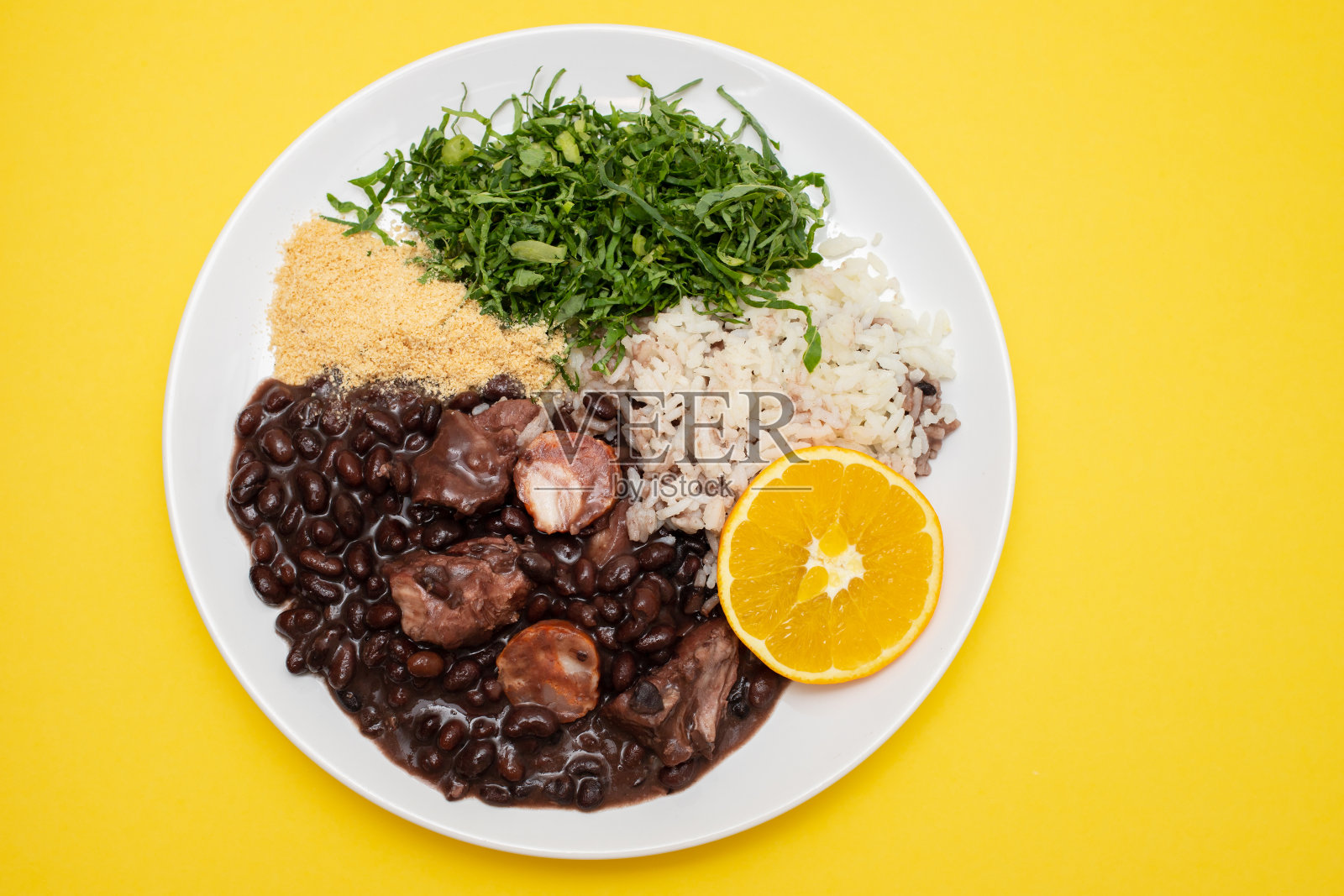 黑豆和香肠一起炖在白碟子上照片摄影图片