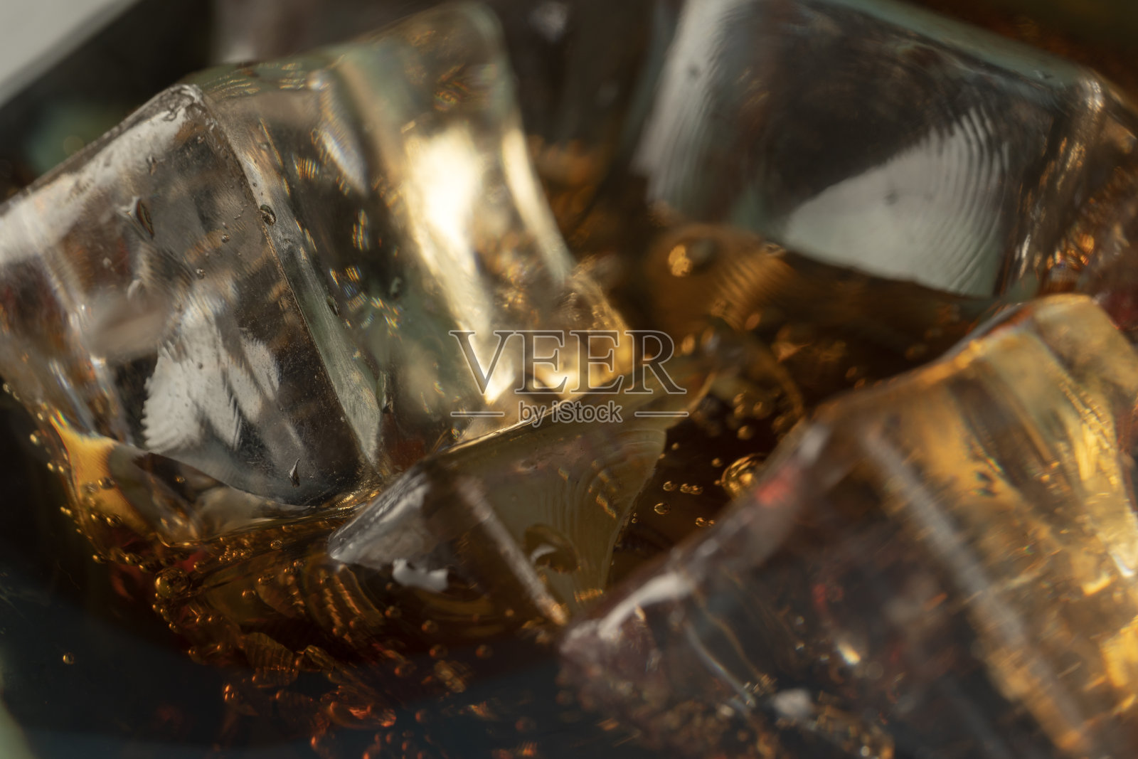 可乐或苏打水倒进玻璃杯里加冰块照片摄影图片