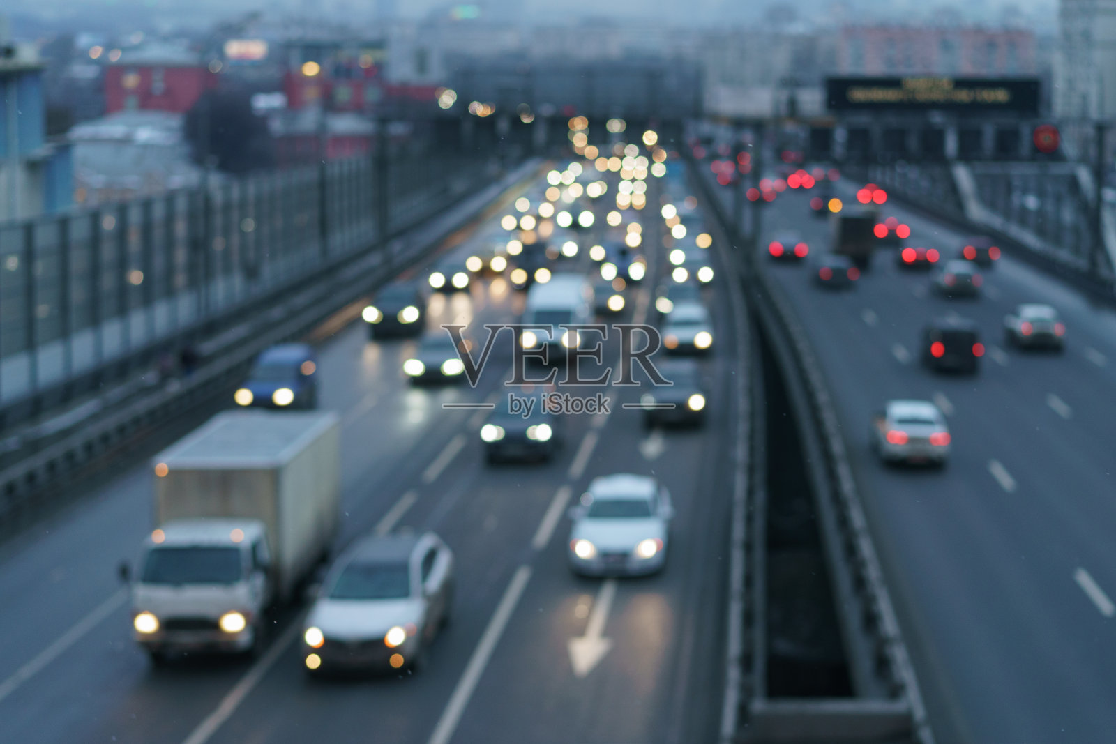 蓝色夕阳下，莫斯科高速公路上模糊的交通照片摄影图片