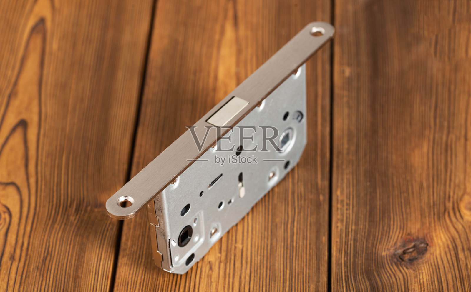木制背景上的门闩和磁性管道。门家具，特写照片摄影图片
