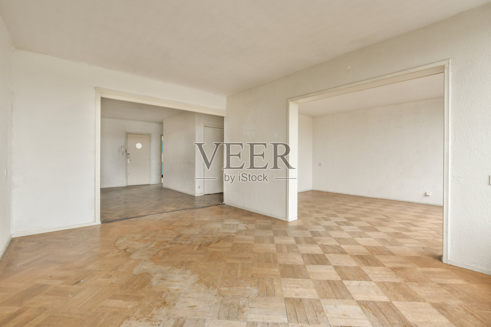 一间空公寓的客厅和餐厅照片摄影图片