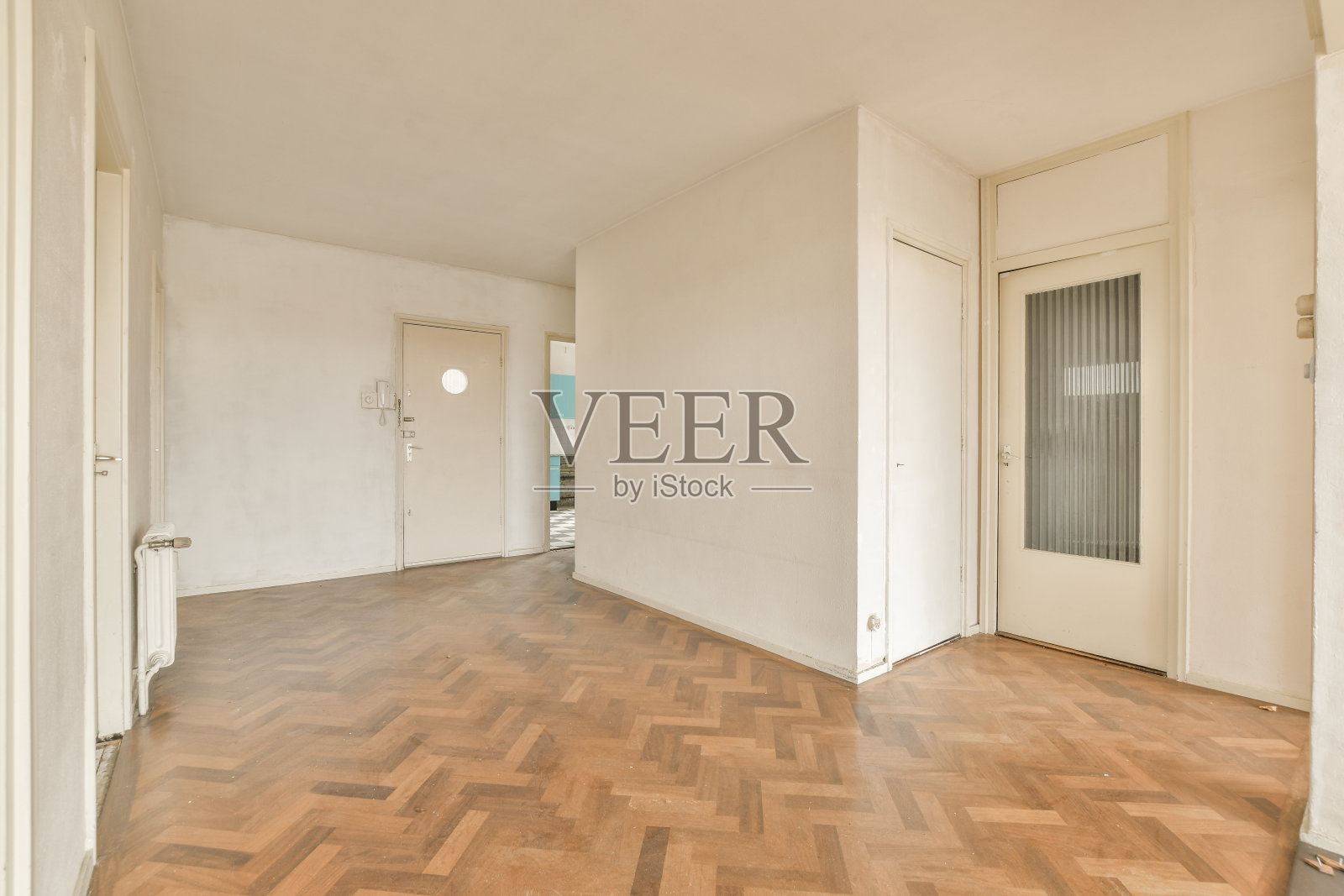 一间装修过的起居室，铺着木地板和白墙照片摄影图片