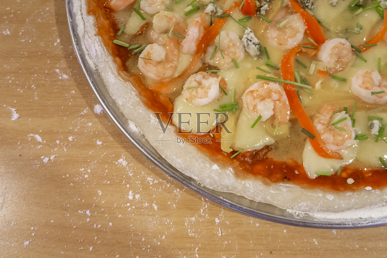 虾披萨加羊乳干酪照片摄影图片