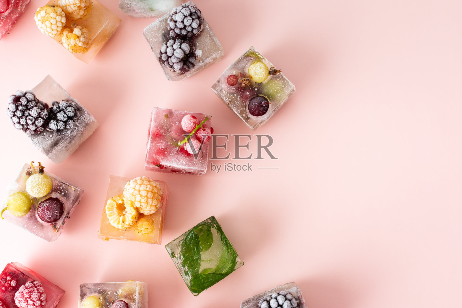 冰冻的冰块和各种浆果照片摄影图片