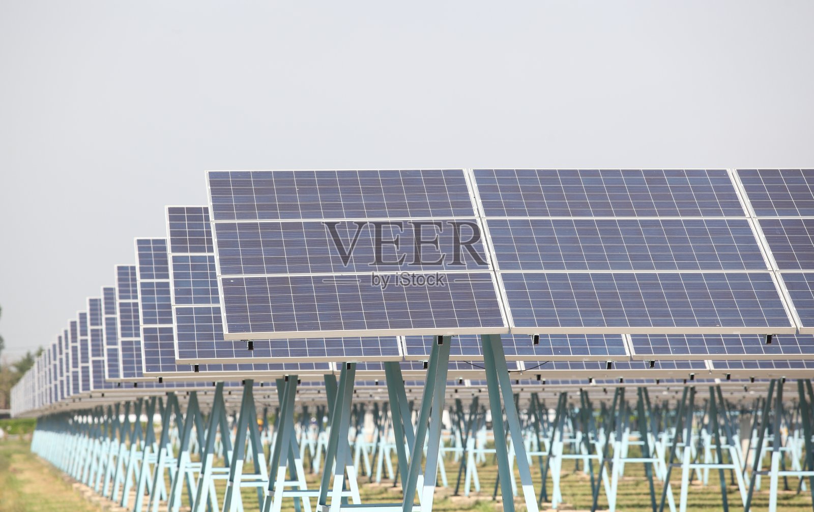 日落或日出时的太阳能电池板和风力涡轮机。可再生能源概念，太阳能电池发电厂生态技术，可持续资源概念和清洁能源系统。照片摄影图片