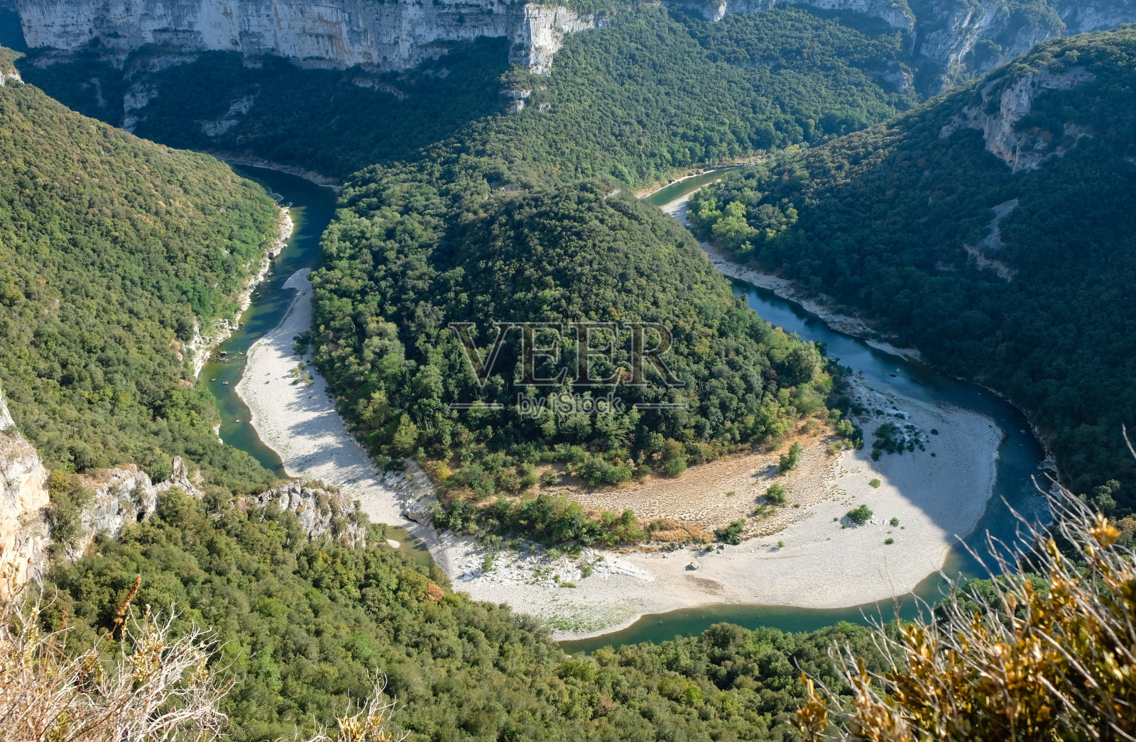 阿尔代什河，圣雷梅泽。法国南部著名的旅游胜地。照片摄影图片
