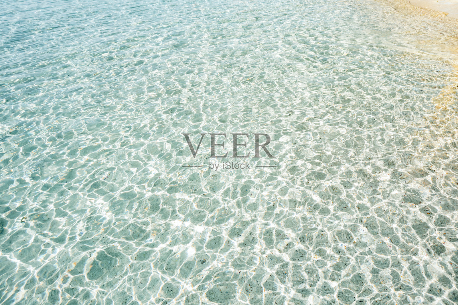 蓝色的大海，海滩上清澈的水。天堂岛。美丽的旅游背景。娱乐和旅游的概念。照片摄影图片