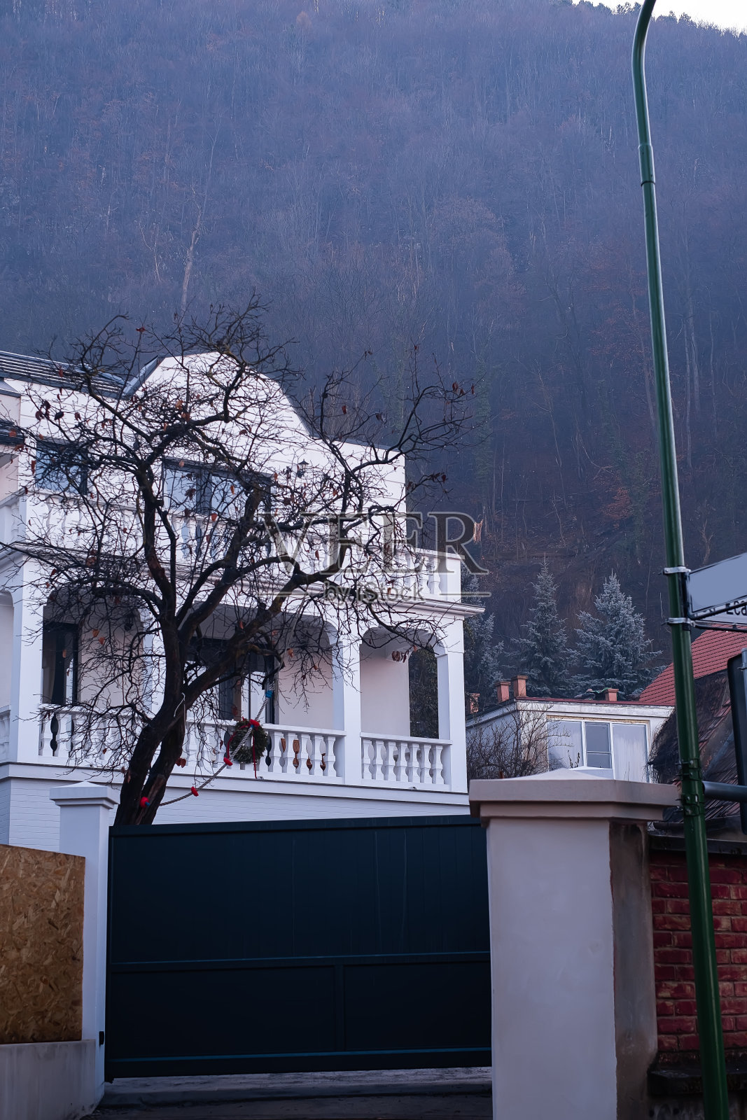 布拉索夫,罗马尼亚。拉斯诺夫镇中心和山顶要塞。照片摄影图片