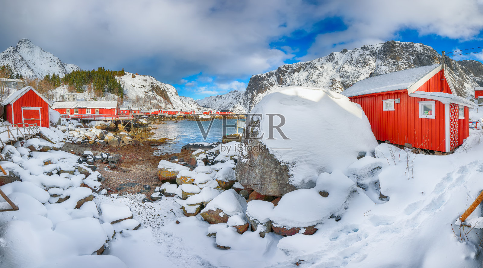 挪威海的清晨海景和努斯峡湾村的城市景观。照片摄影图片