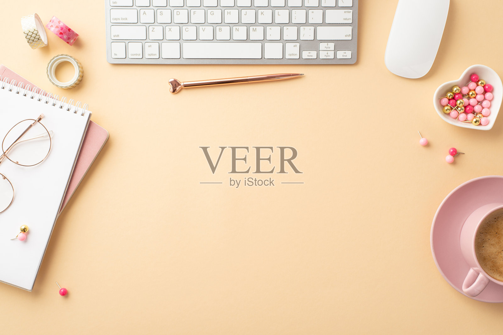 情人节的概念。键盘电脑鼠标规划者的顶部视图照片钢笔心形碟子别针装饰胶带杯咖啡在孤立的粉彩米色背景与中间的复制空间照片摄影图片