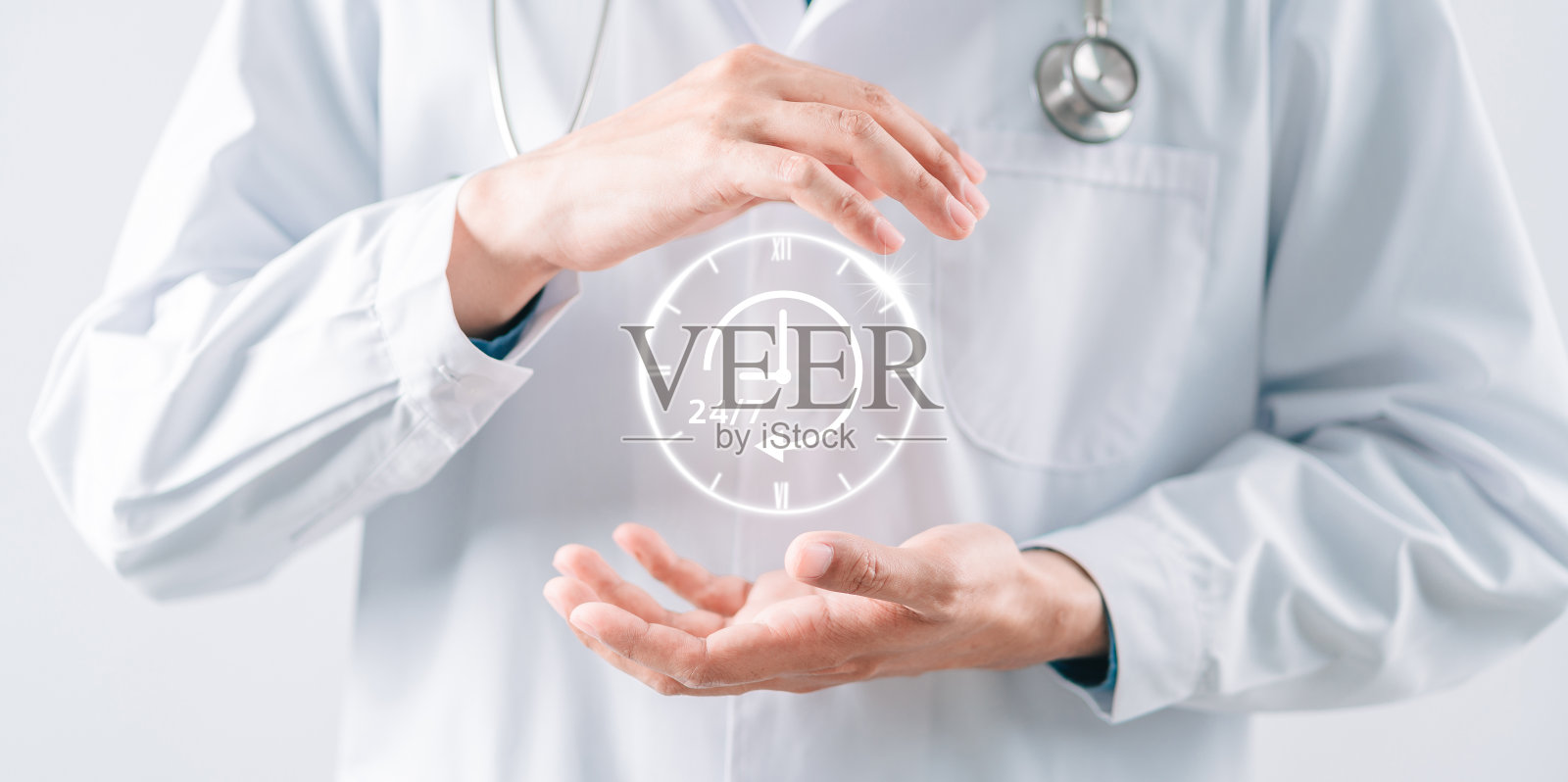 身穿白大褂制服的医生手持24/7服务图标，在发生事故或紧急情况时协助患者，医疗呼叫中心昼夜不间断服务。照片摄影图片