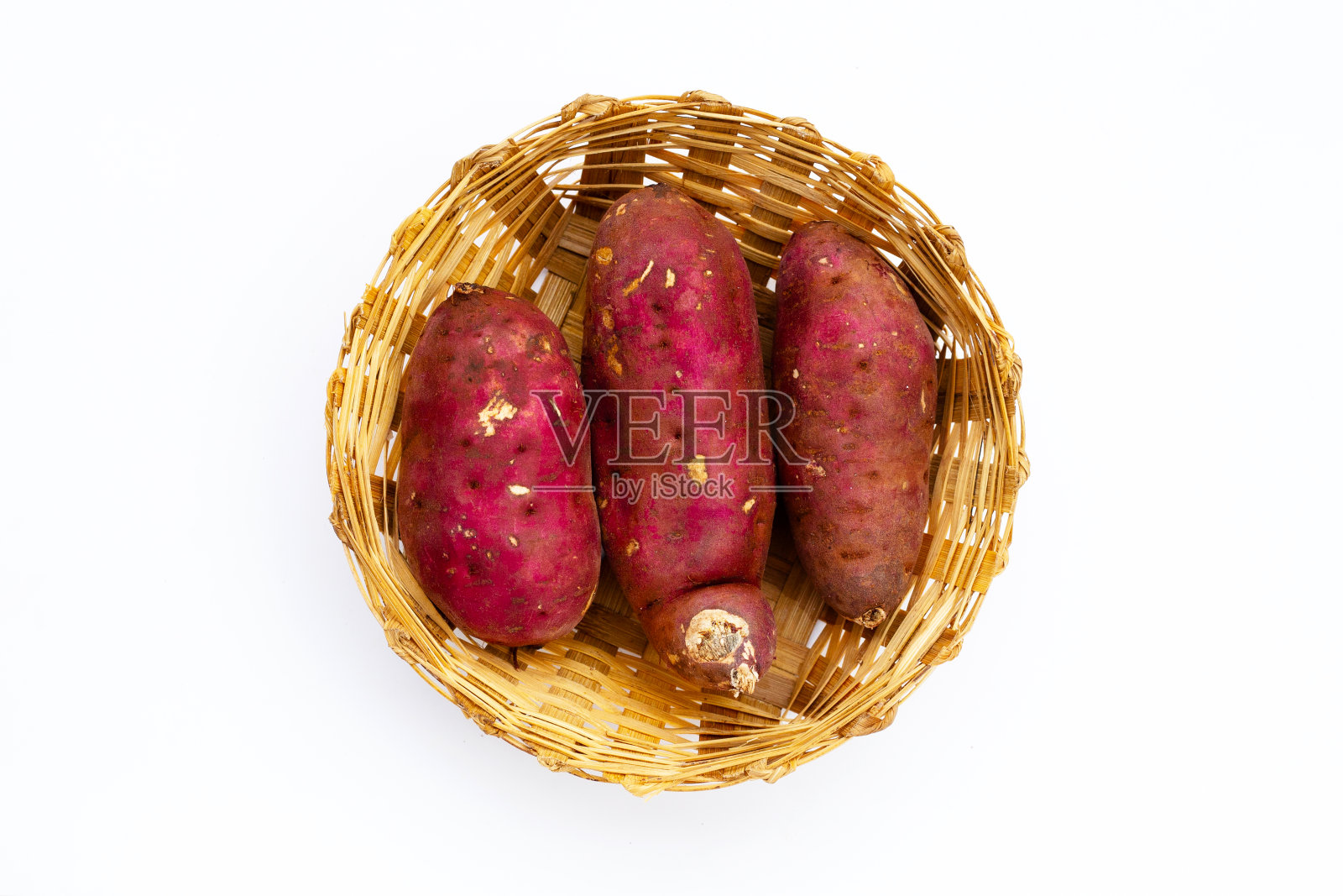 白底红薯。照片摄影图片