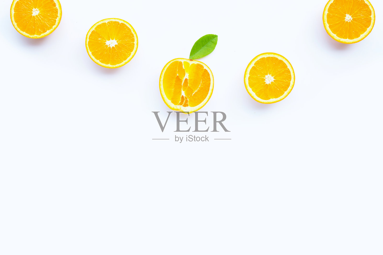 维生素C含量高，汁多味甜。白色的新鲜橙色水果。照片摄影图片