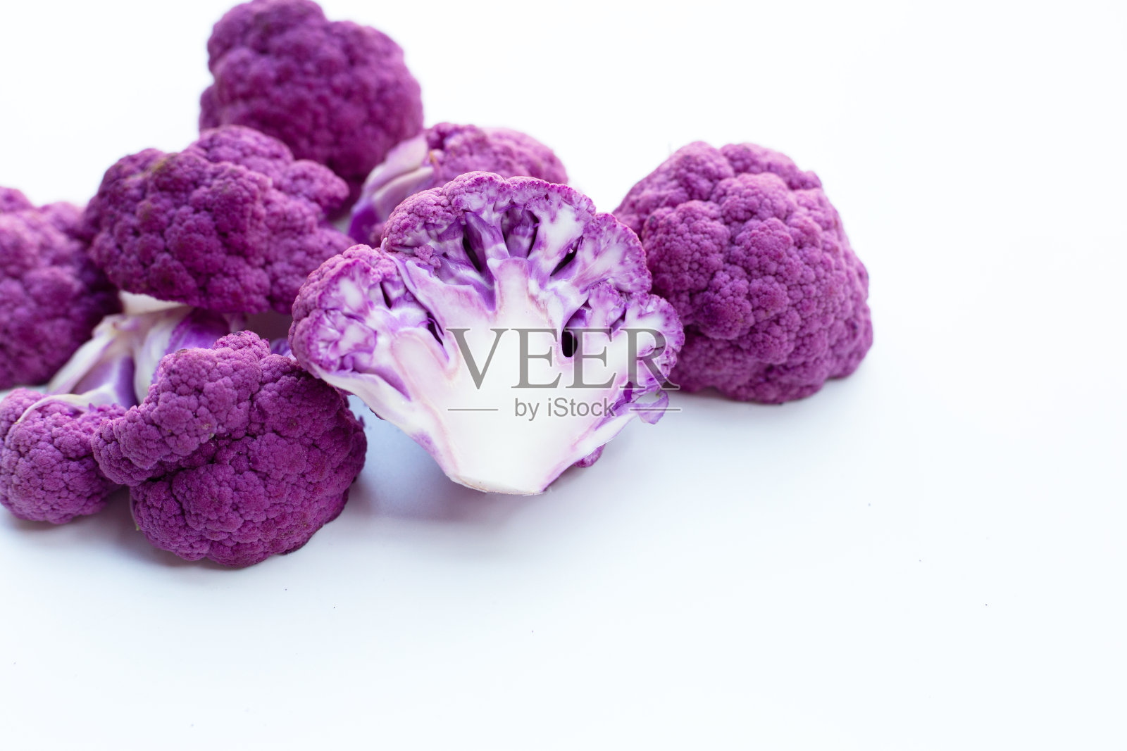 白色背景的紫色花椰菜。照片摄影图片
