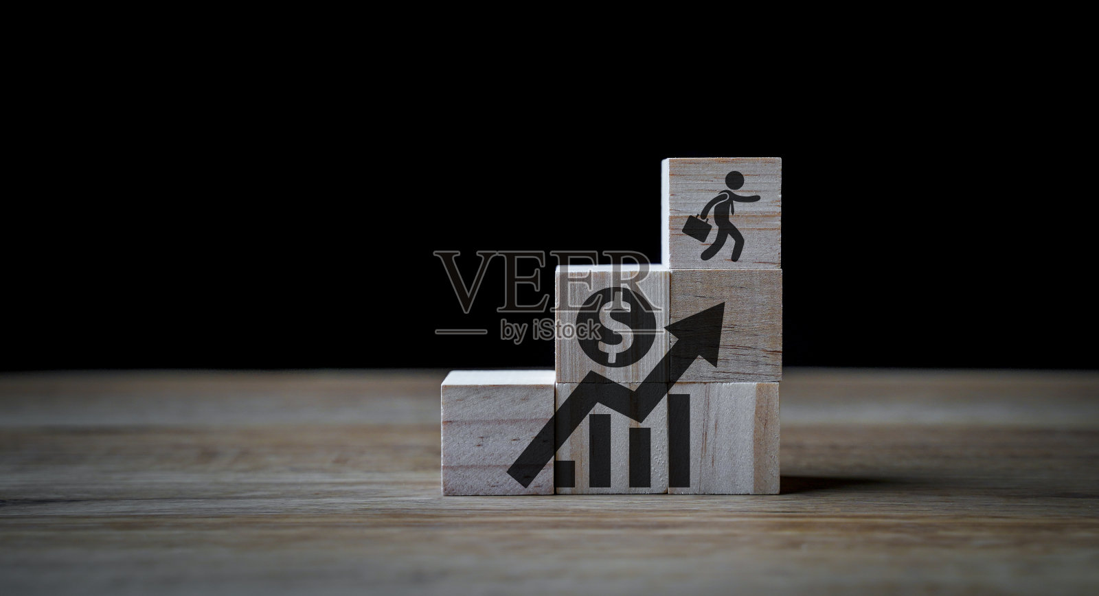 木块和商人图标显示业务增长和成功的图形。发展进步的概念，财务效率和投资与商业战略为目标。照片摄影图片