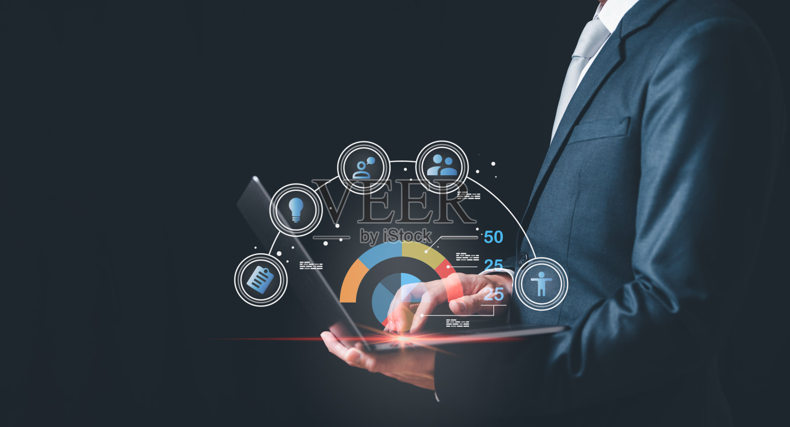 在笔记本电脑上工作的商人，在电脑上使用业务分析和数据管理系统的分析师的概念，使用连接到数据库的KPI和指标制作报告。公司财务战略、运营战略、销售战略、市场战略。一个男人在打字照片摄影图片