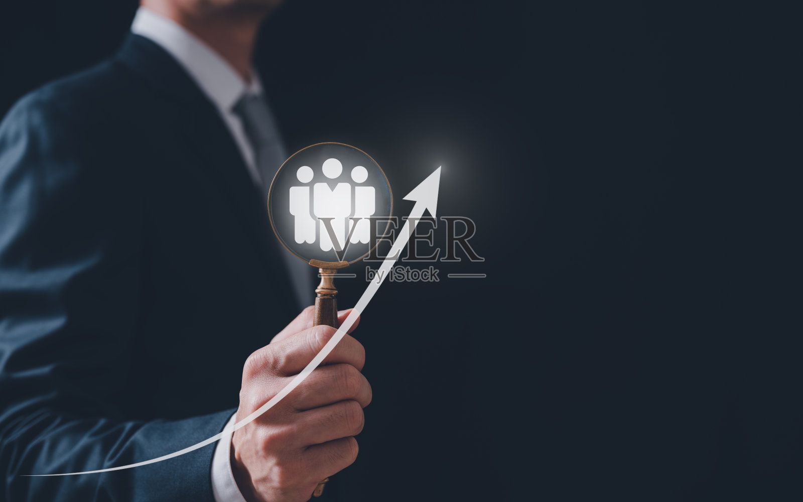 团队合作团队领导HRM或人力资源管理，商人拿着放大镜与图标在人力发展的概念团队招聘领导和客户目标群体的概念。照片摄影图片