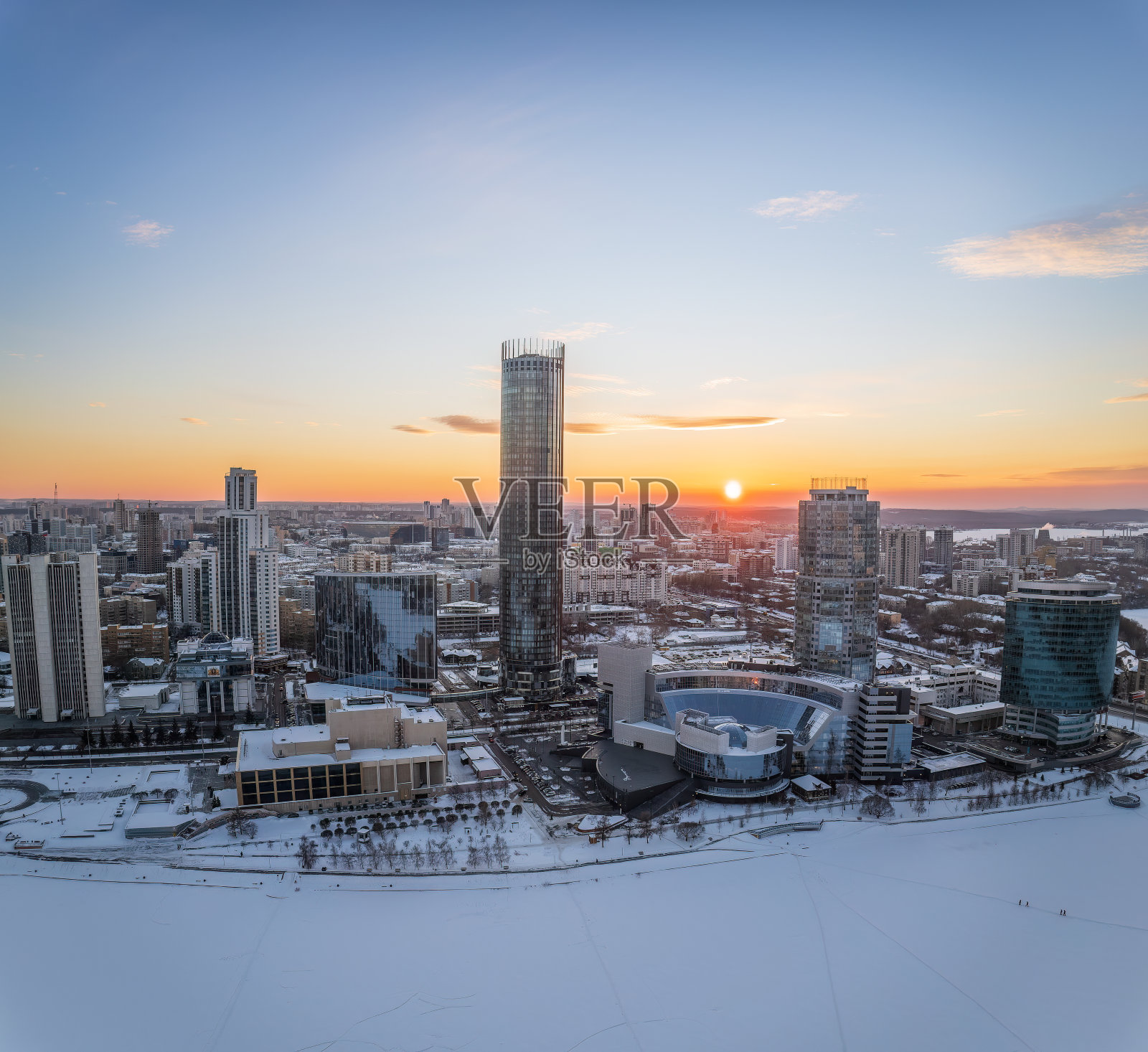 叶卡捷琳堡市有地方政府和议会大楼，剧院，伊塞特塔，叶利钦中心，冬日日落的全景。照片摄影图片