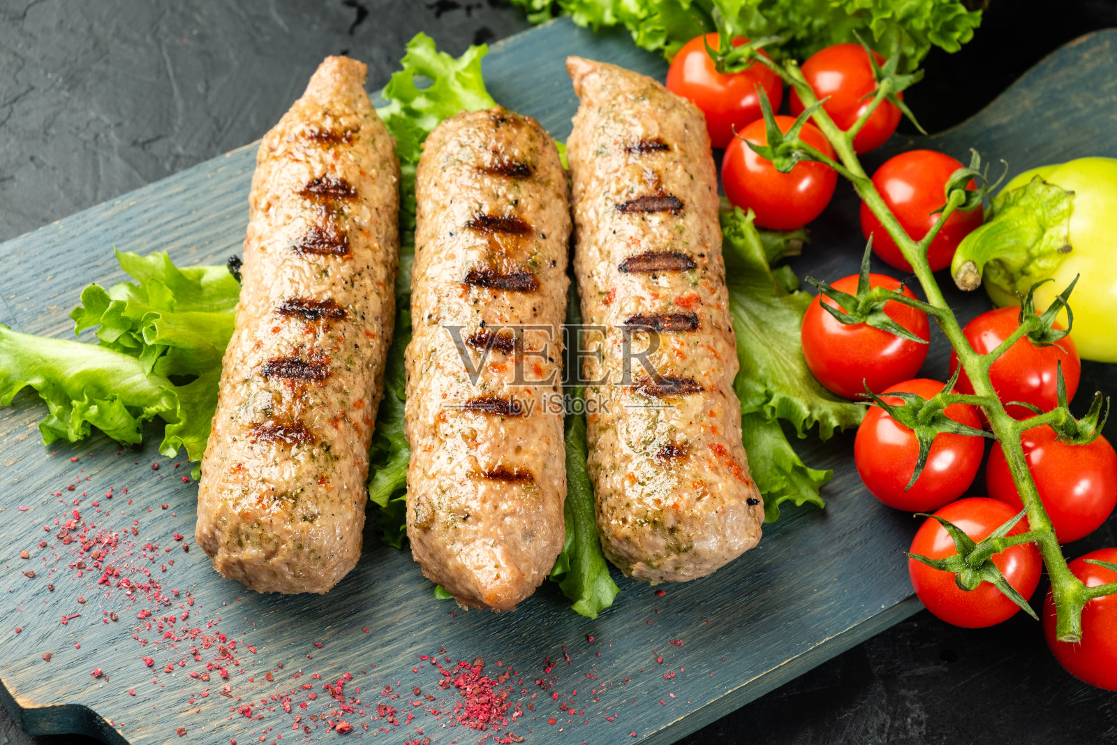 烤豆肉香肠，烤烤肉串。照片摄影图片