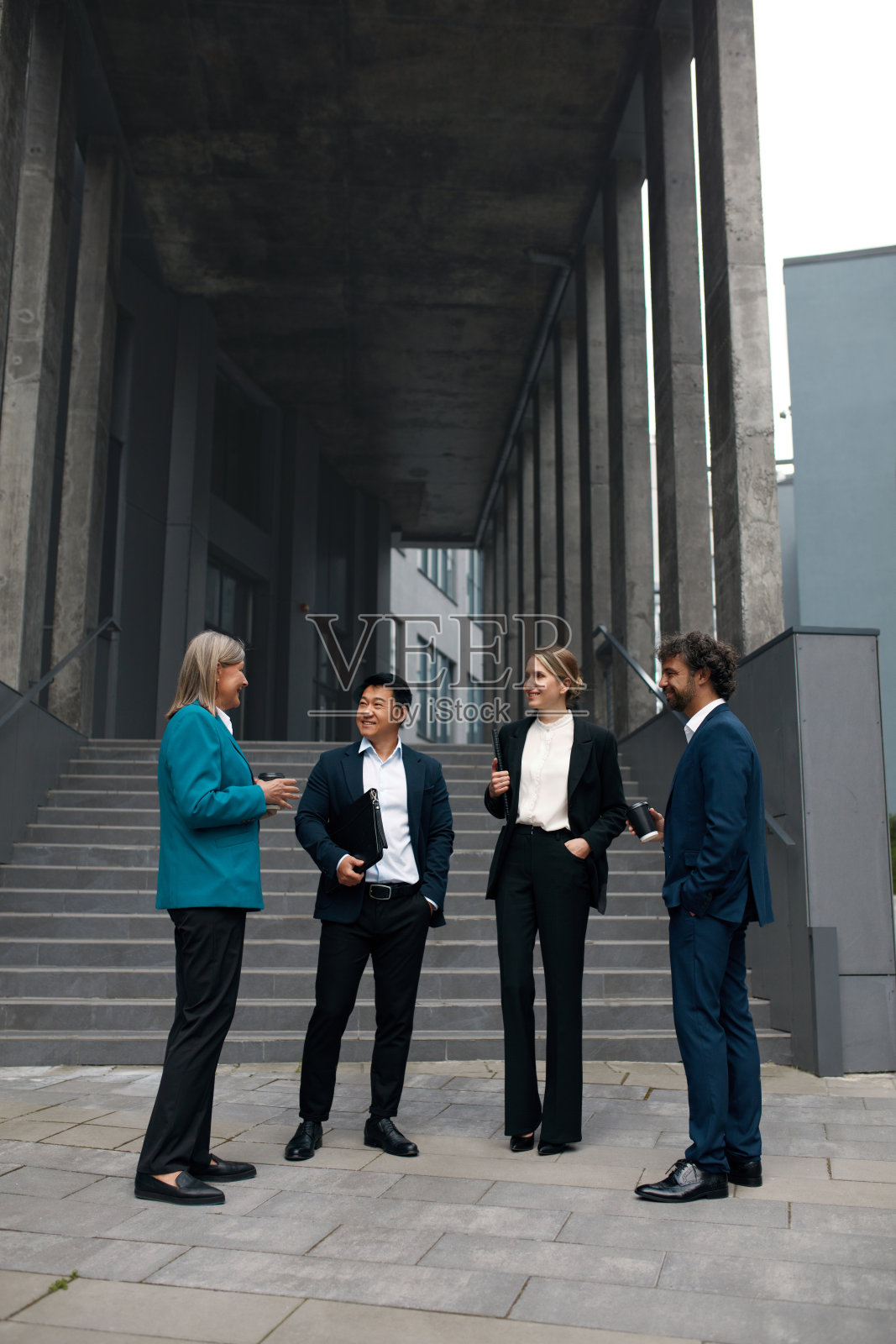 商务人士在休息时间与同事交谈照片摄影图片