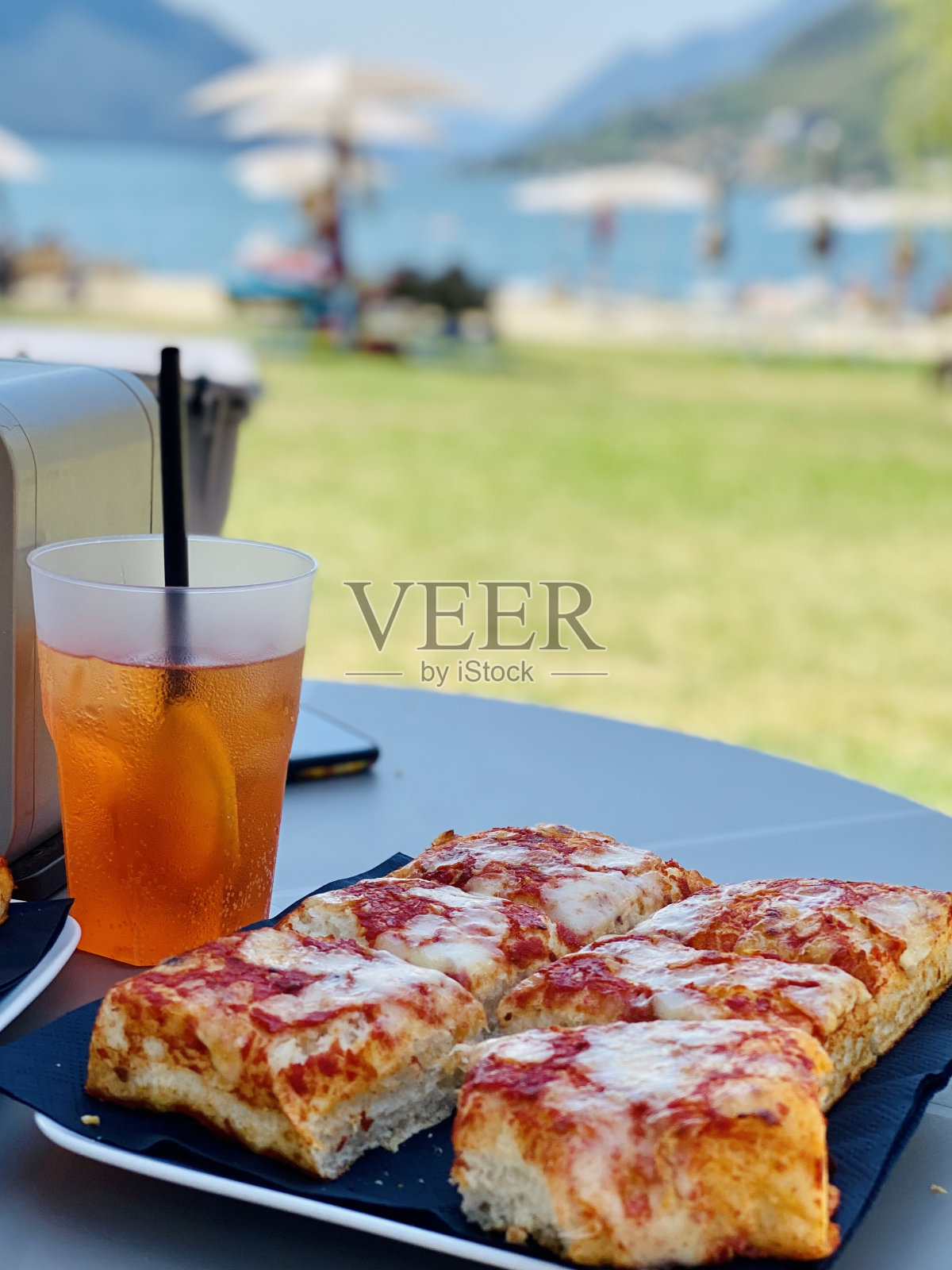 披萨和饮料照片摄影图片