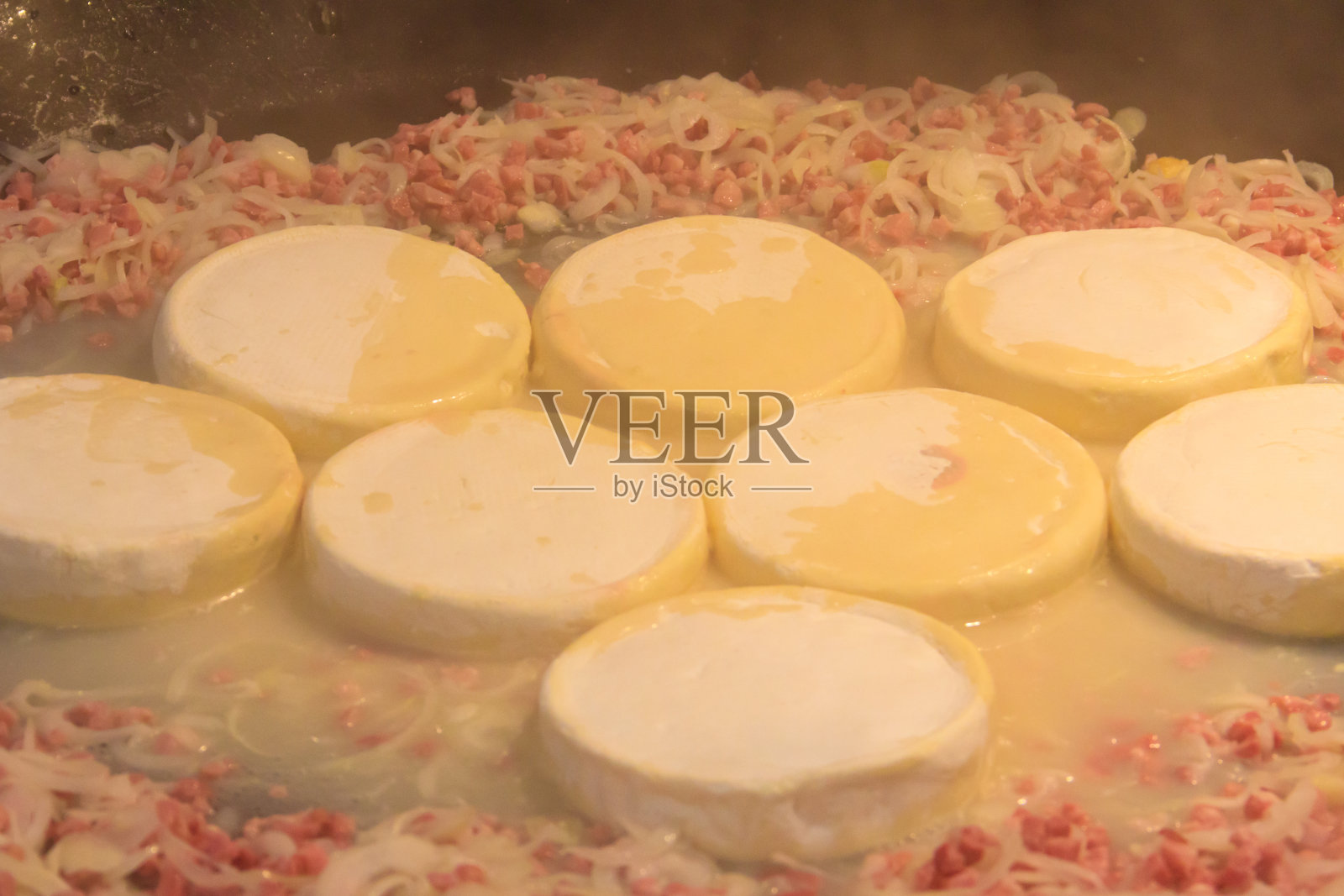 在大锅中烹饪传统的法国菜tartiflette，用扇贝土豆，培根和奶酪照片摄影图片