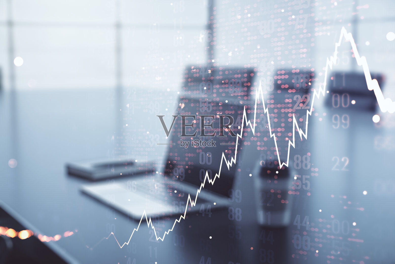 在笔记本电脑背景，研究和分析概念上的抽象创意金融图表与世界地图的多重暴露照片摄影图片