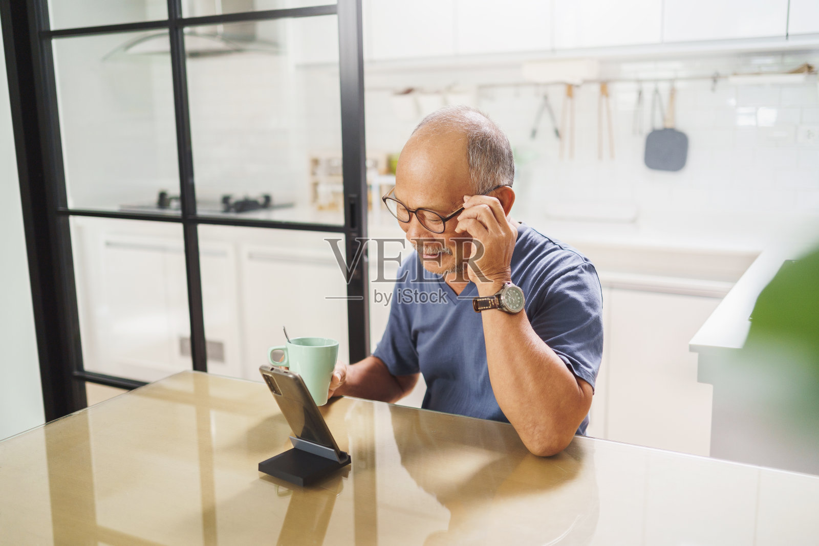 高级成熟男性使用智能手机照片摄影图片
