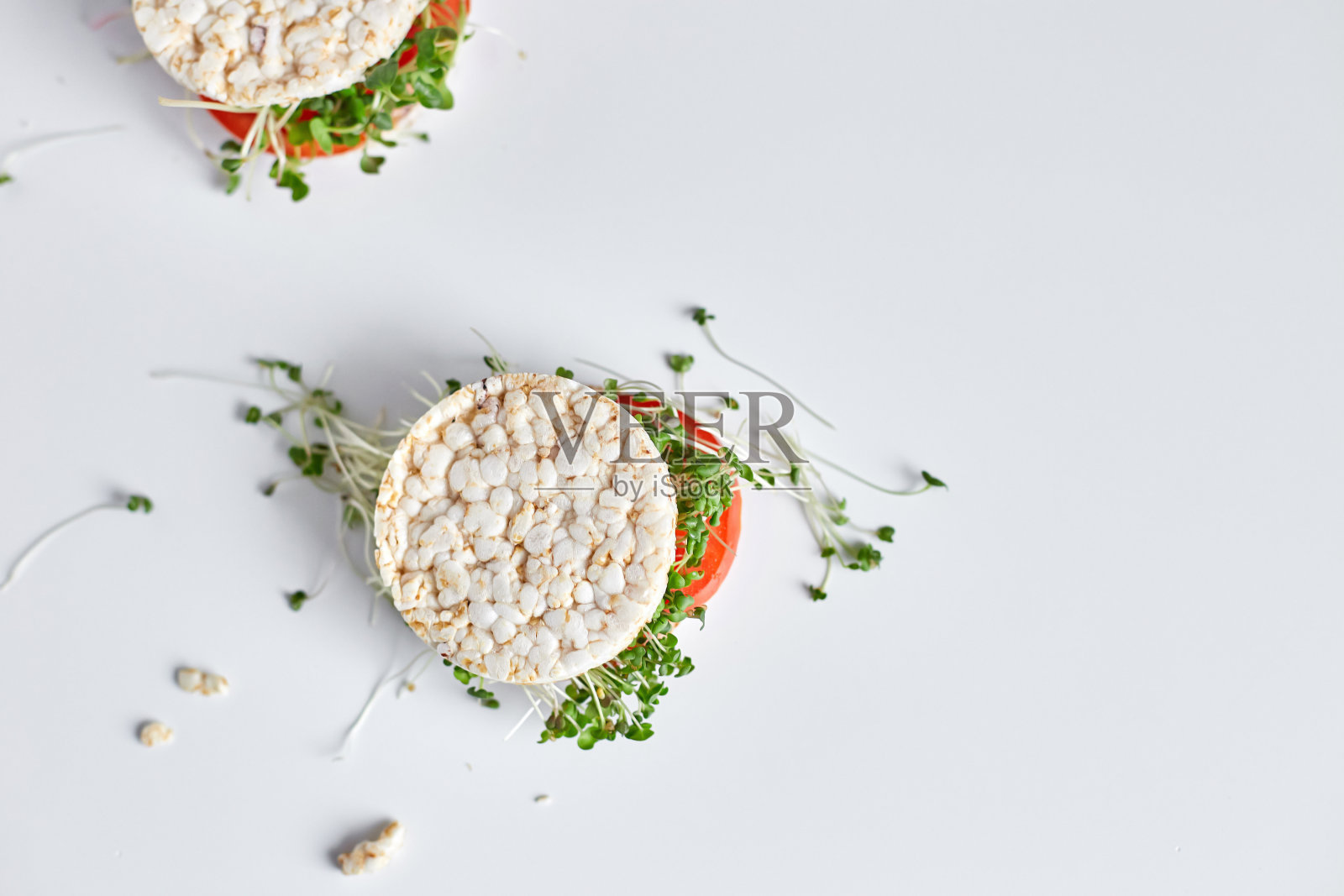 俯视图健康汉堡，白底脆米面包蔬菜番茄和小蔬菜，素食营养，减肥食品照片摄影图片