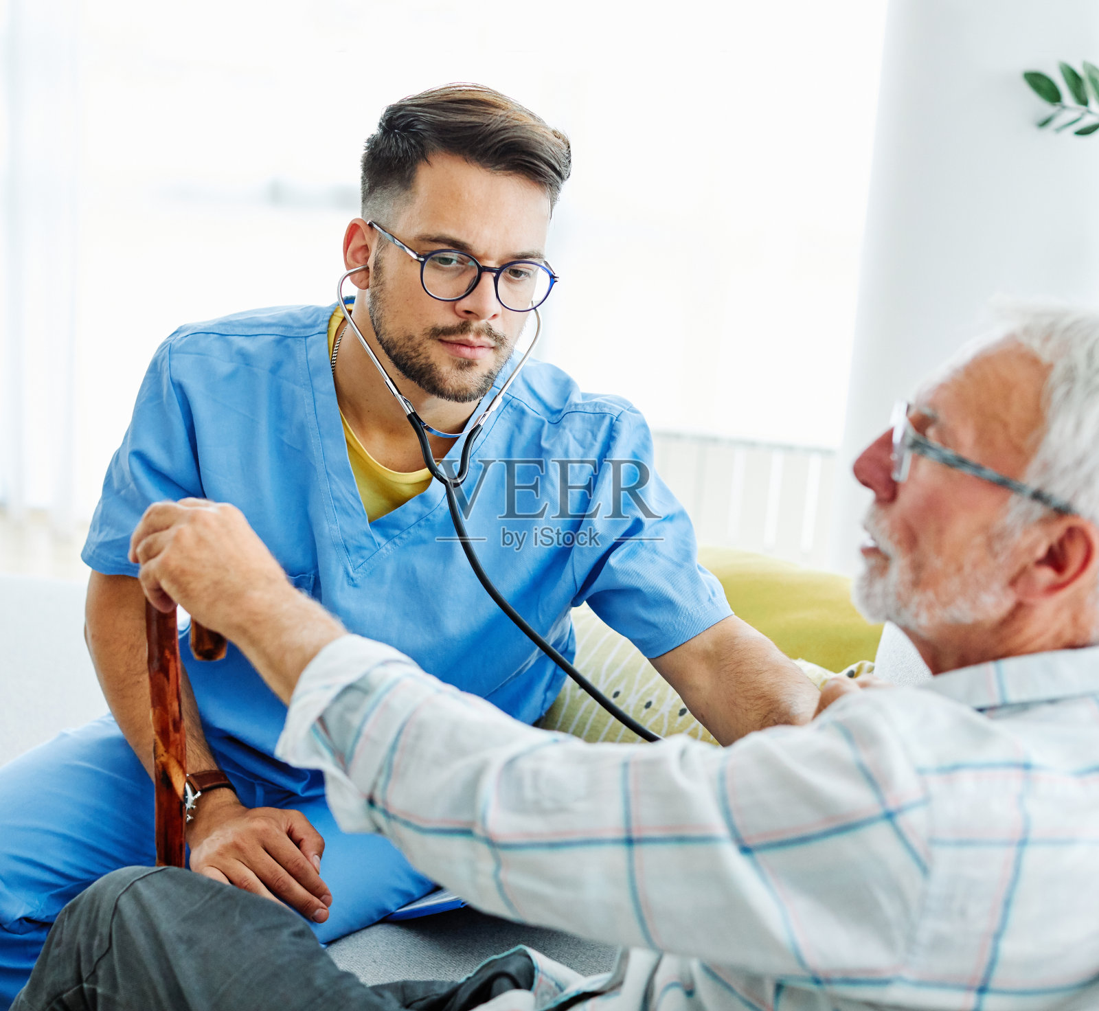 护士医生高级护理照顾者帮助检查检查协助退休家庭听诊器护理老年人健康支持照片摄影图片